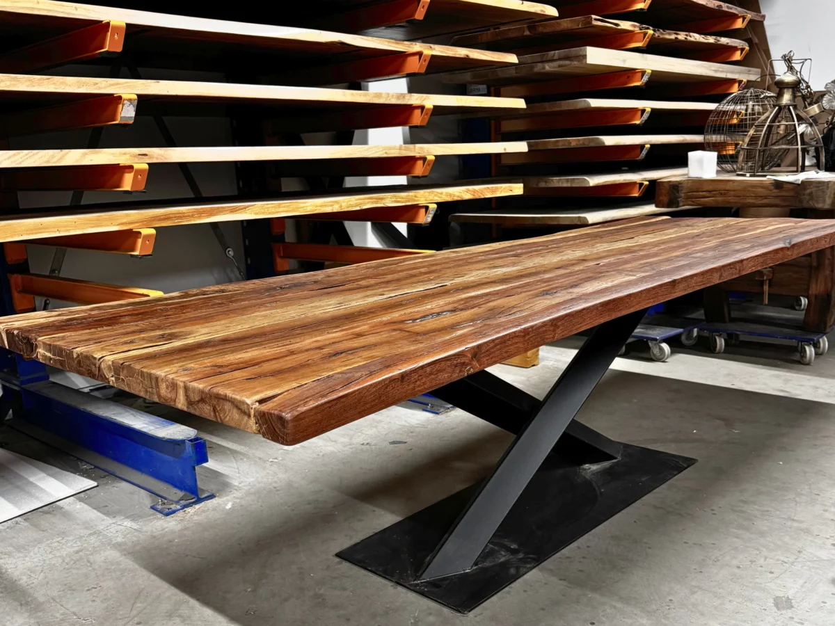 Une table avec un plateau en bois ancien massif