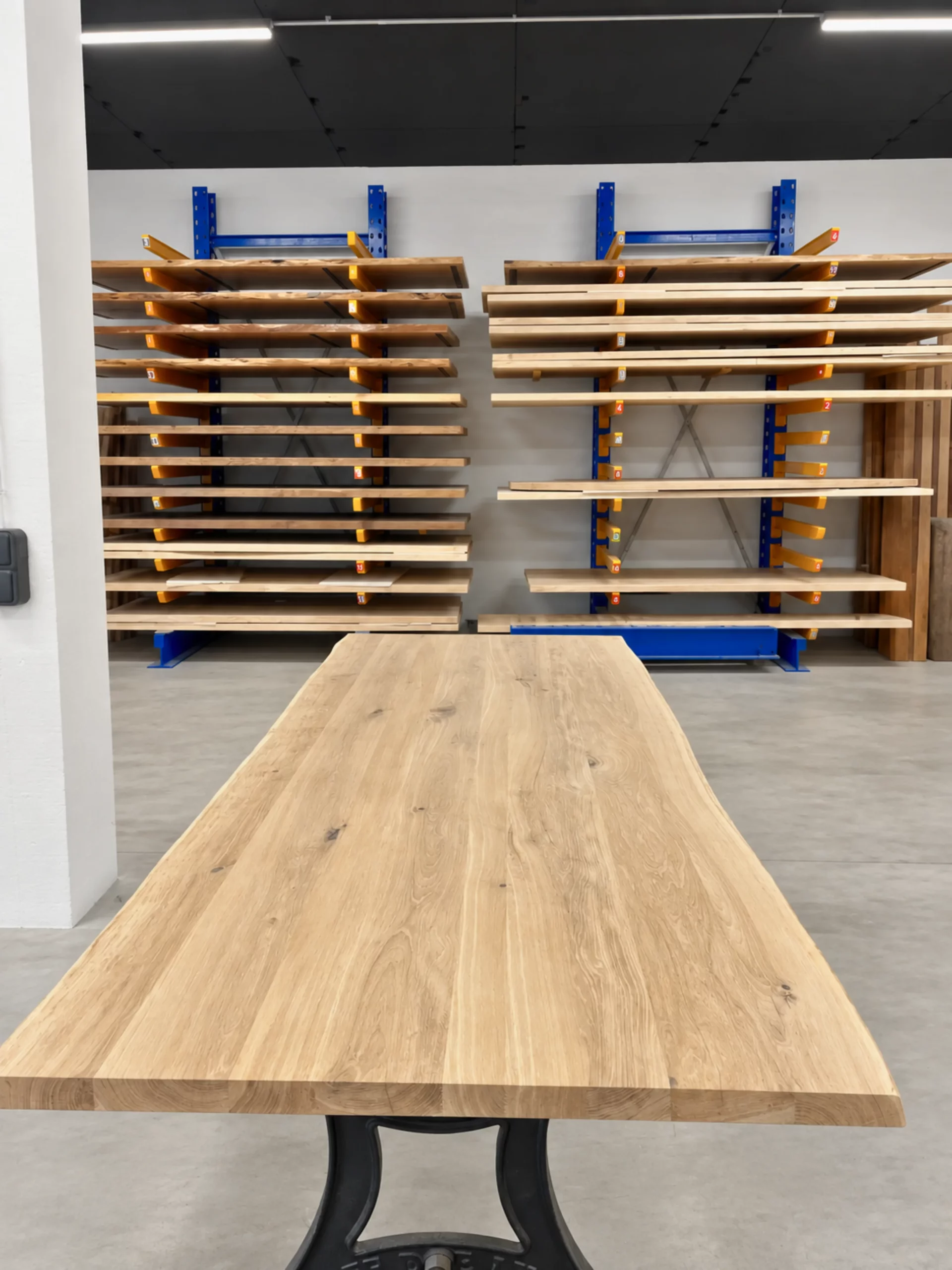 Un plateau de table à manger en chêne
