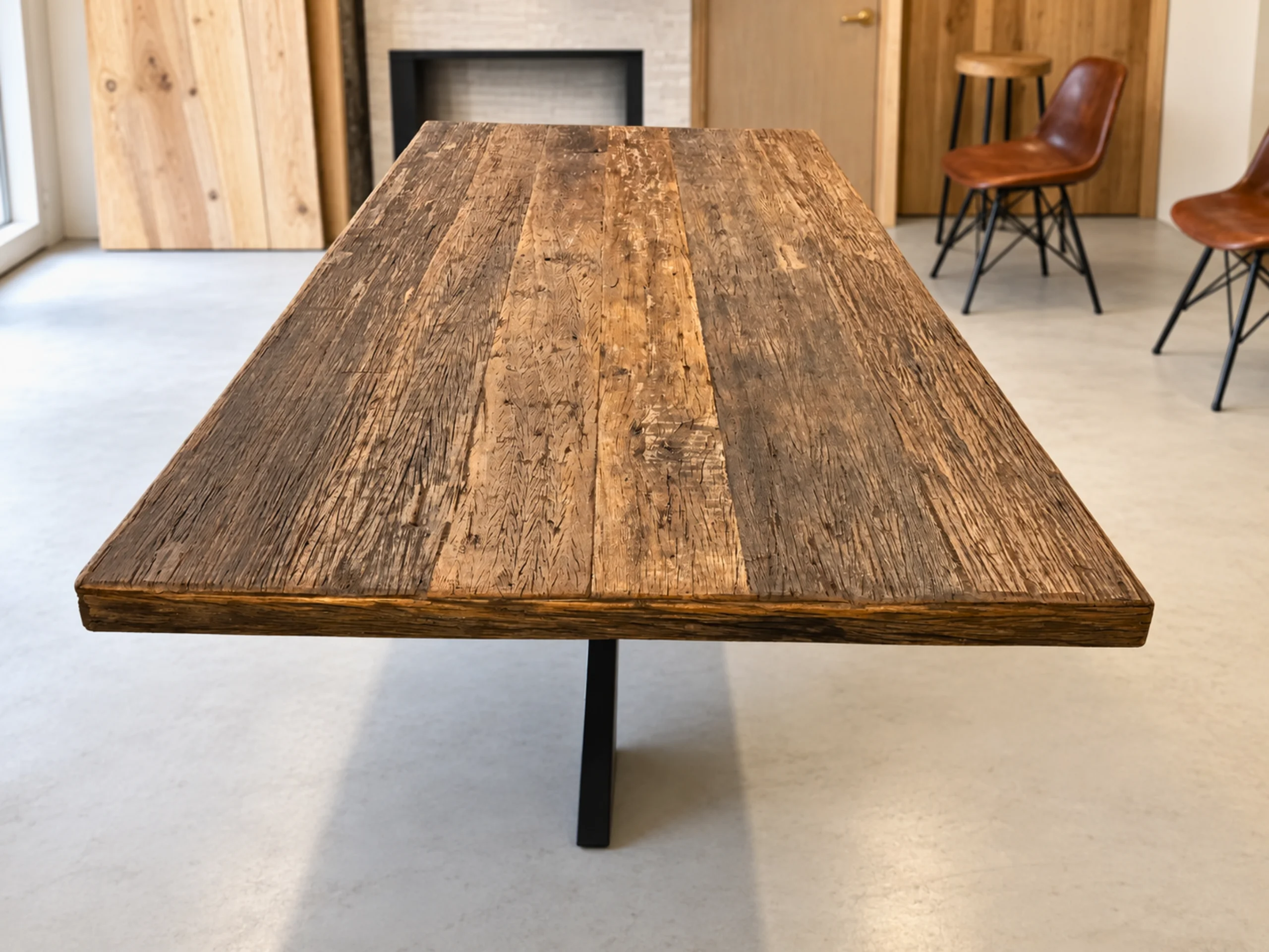 Un plateau de table en vieux bois