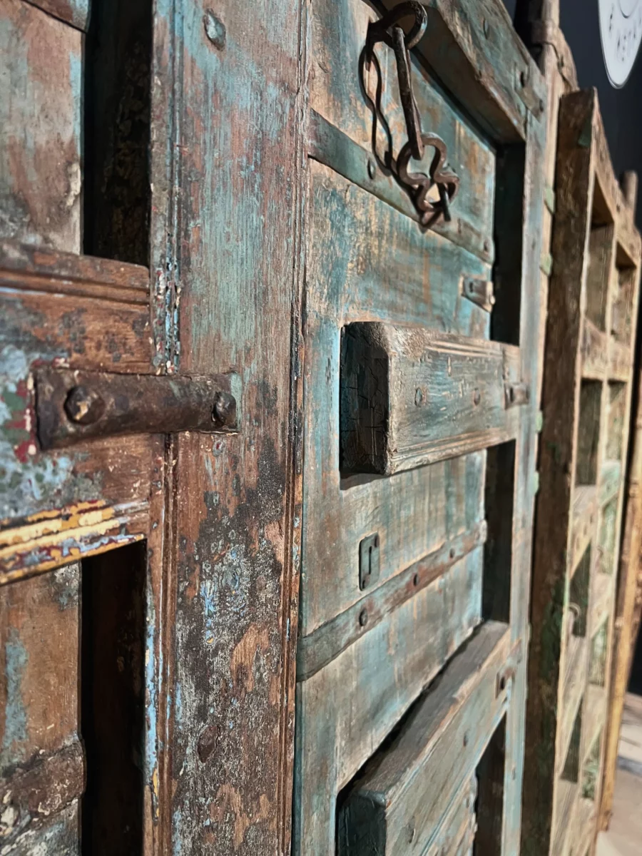 Détail d'une porte sculptée en bois indienne