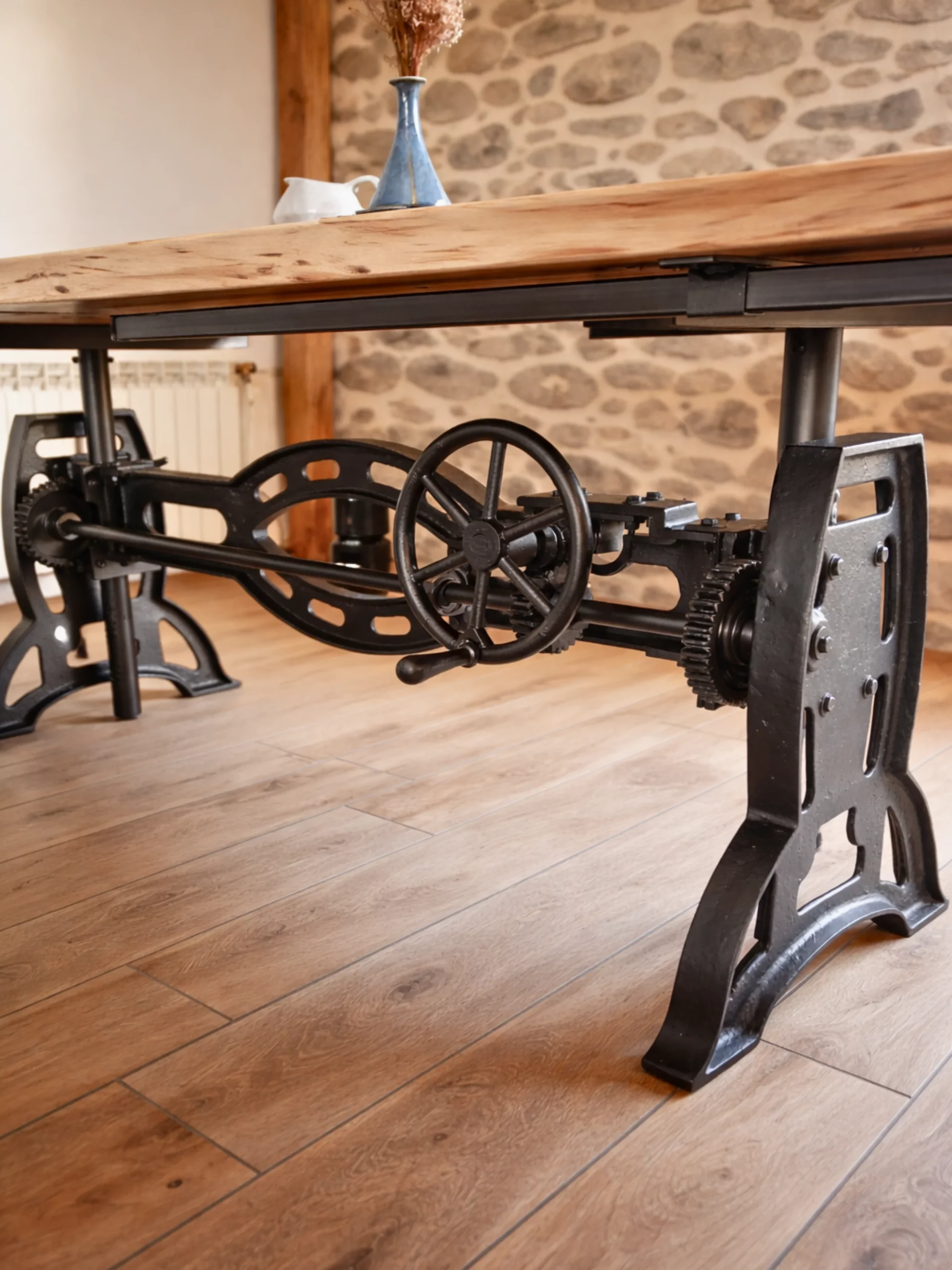 Une table à hauteur ajustable dans un salon cosy