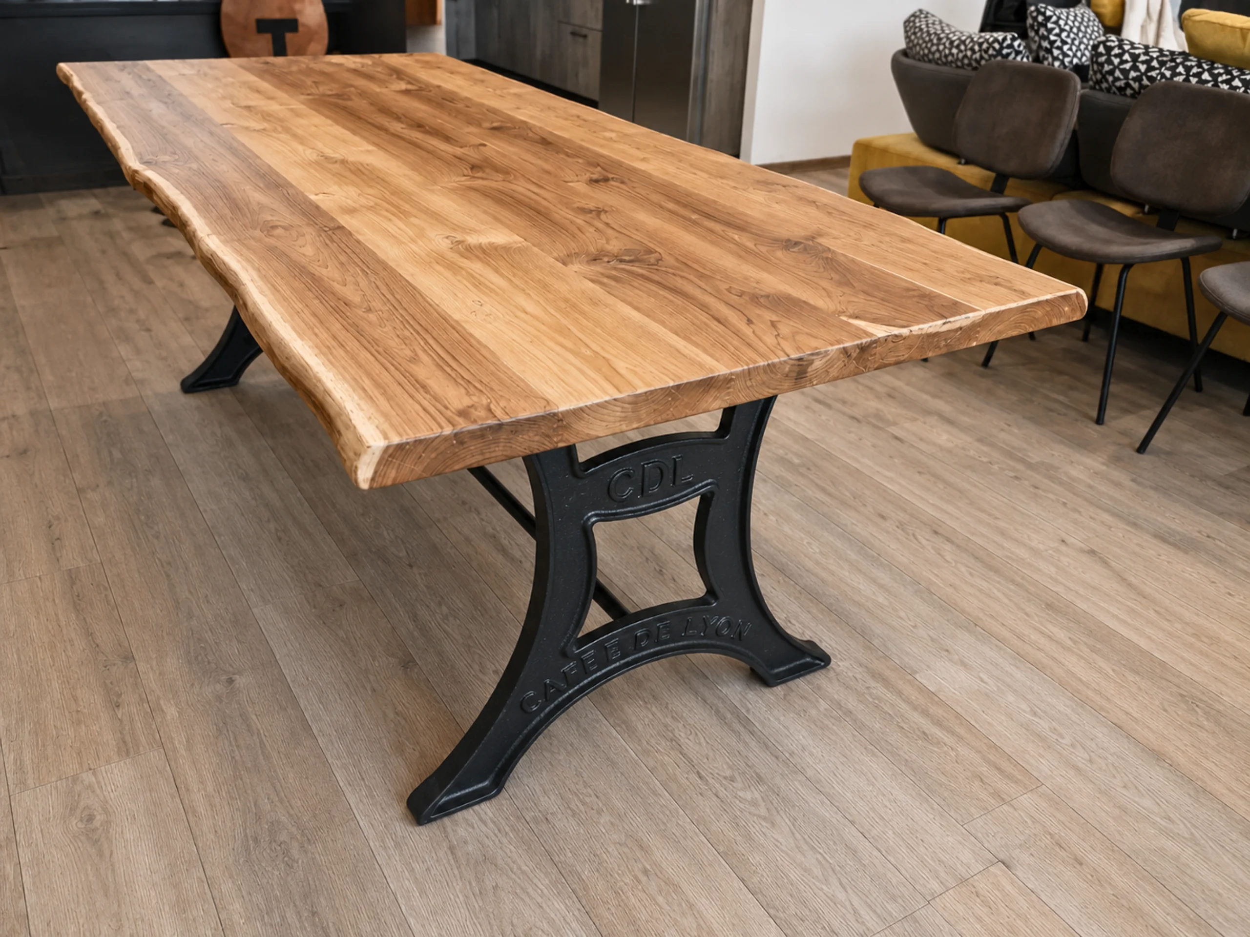 Une table à manger en bois à Lyon