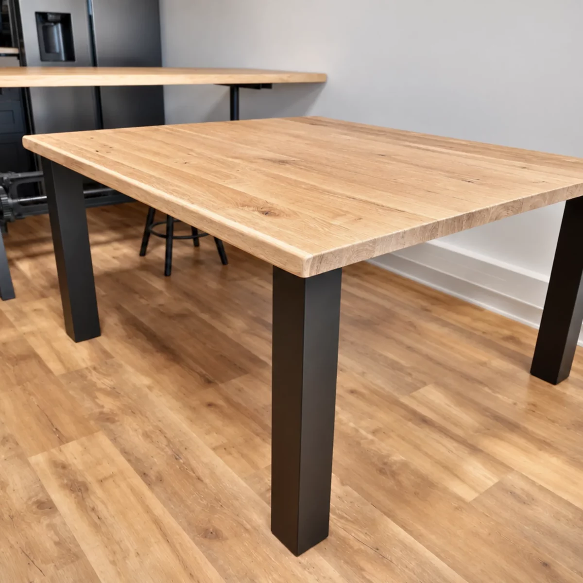 Une table à manger bois acier