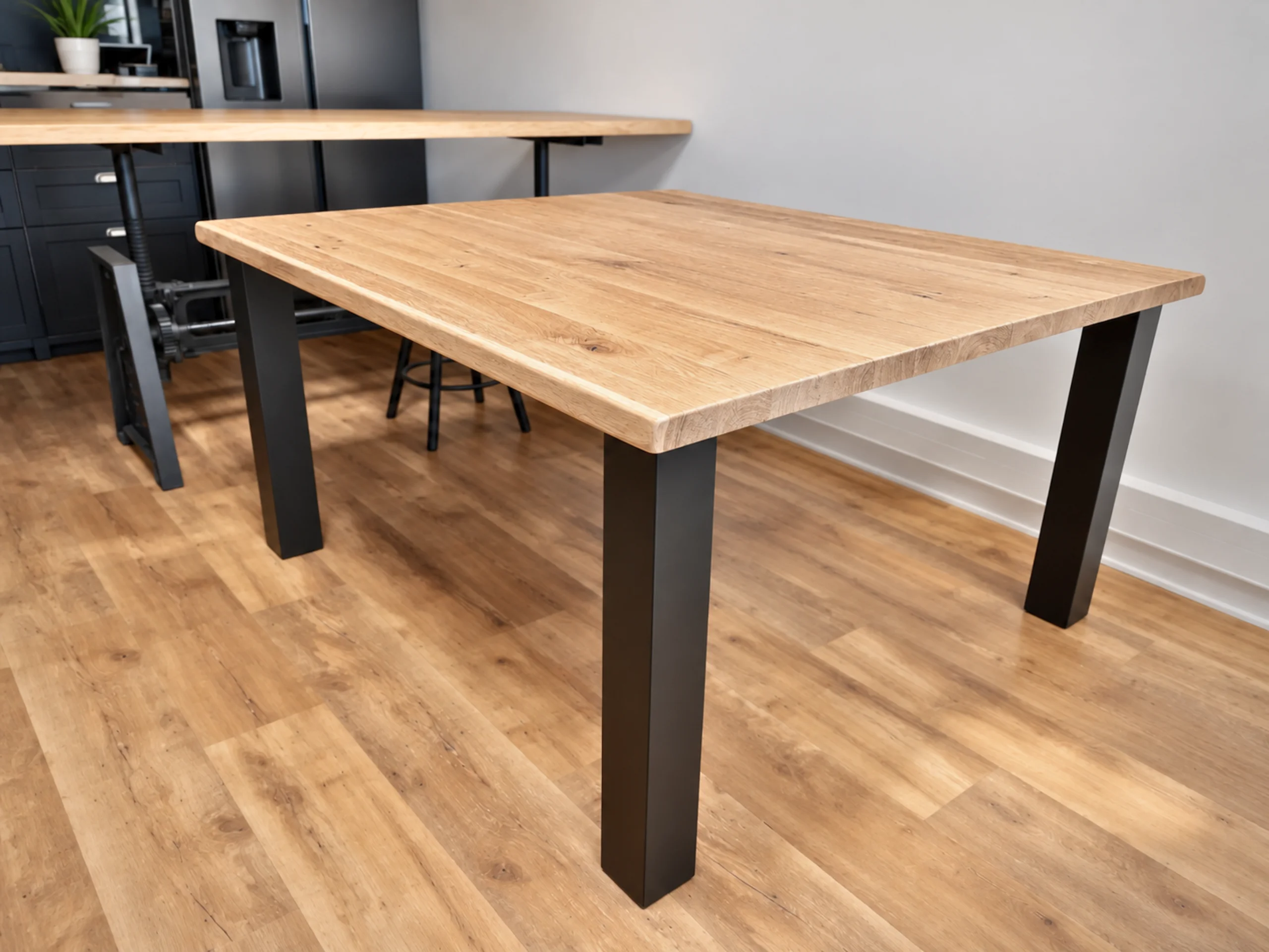 Une table à manger bois acier