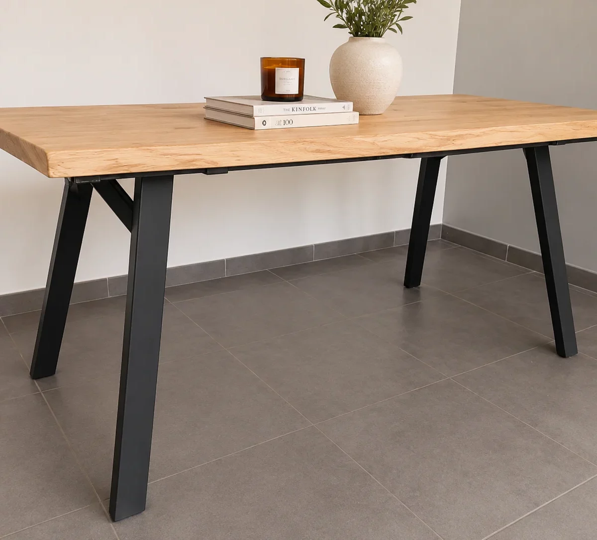 Une table à manger en bois et en métal