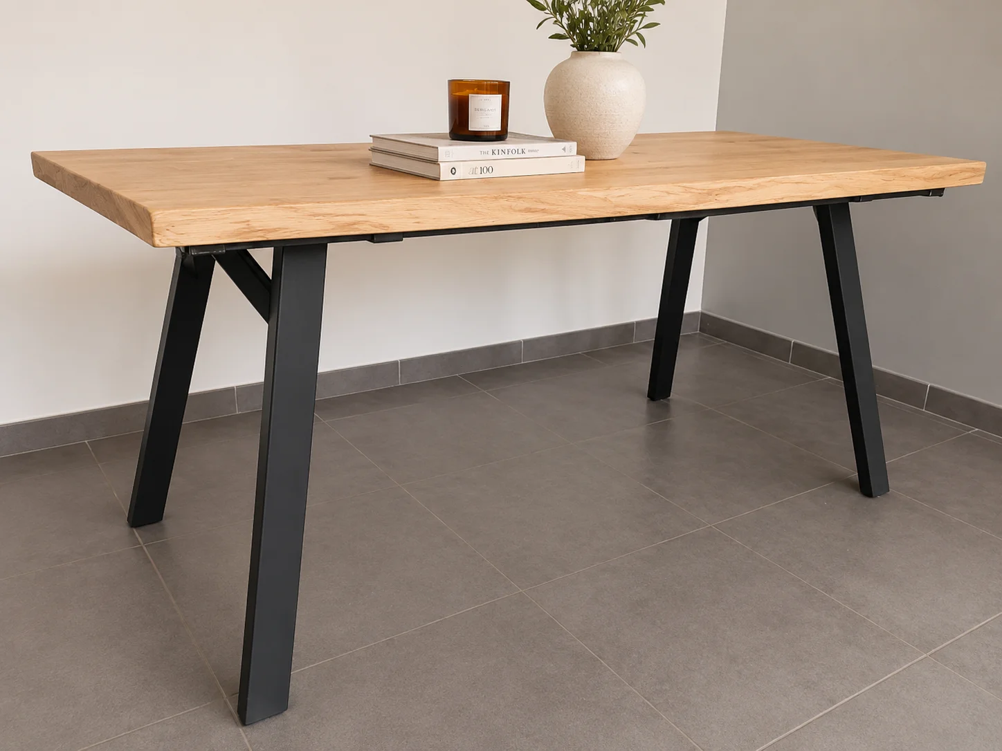 Une table à manger en bois et en métal