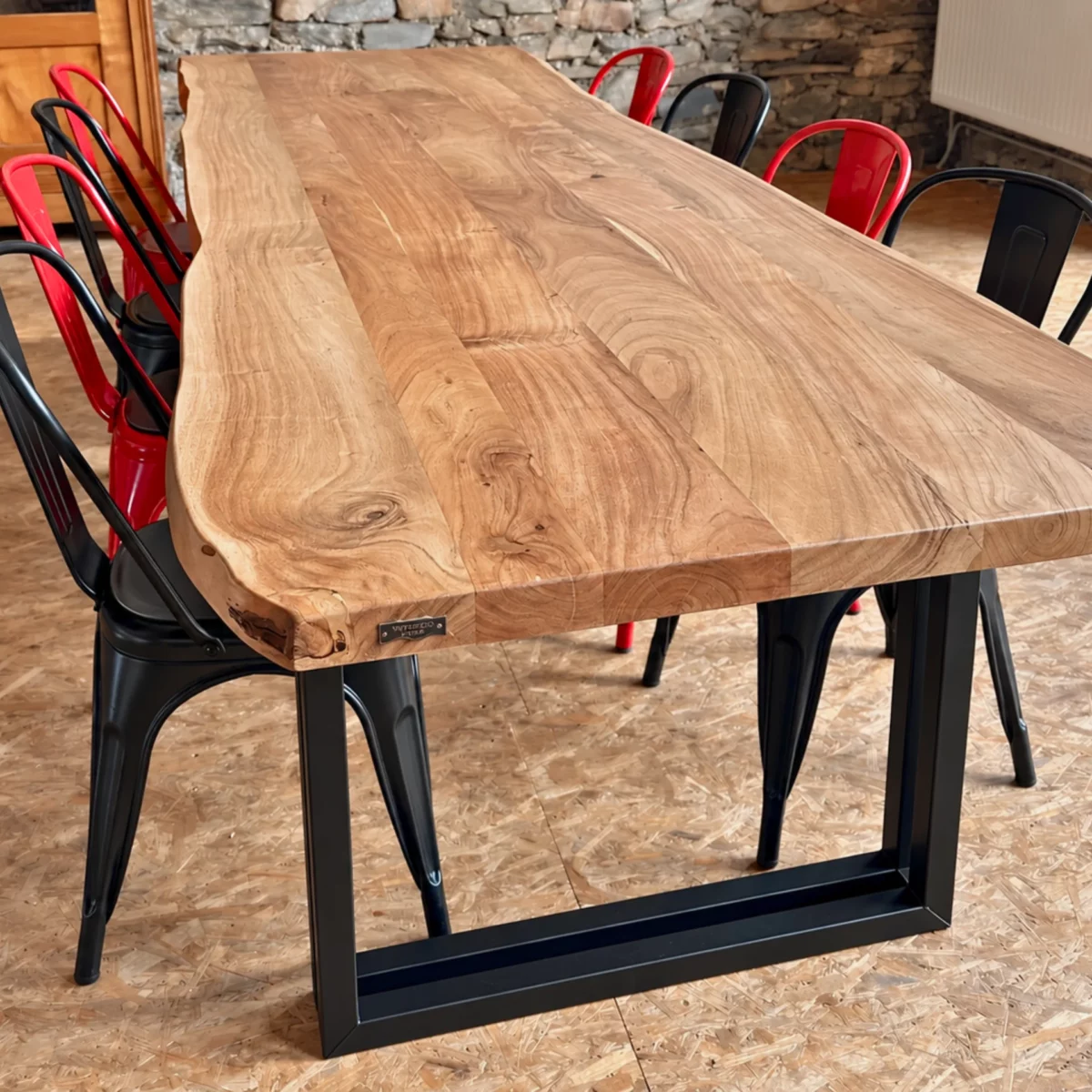 Une table à manger en bois et métal