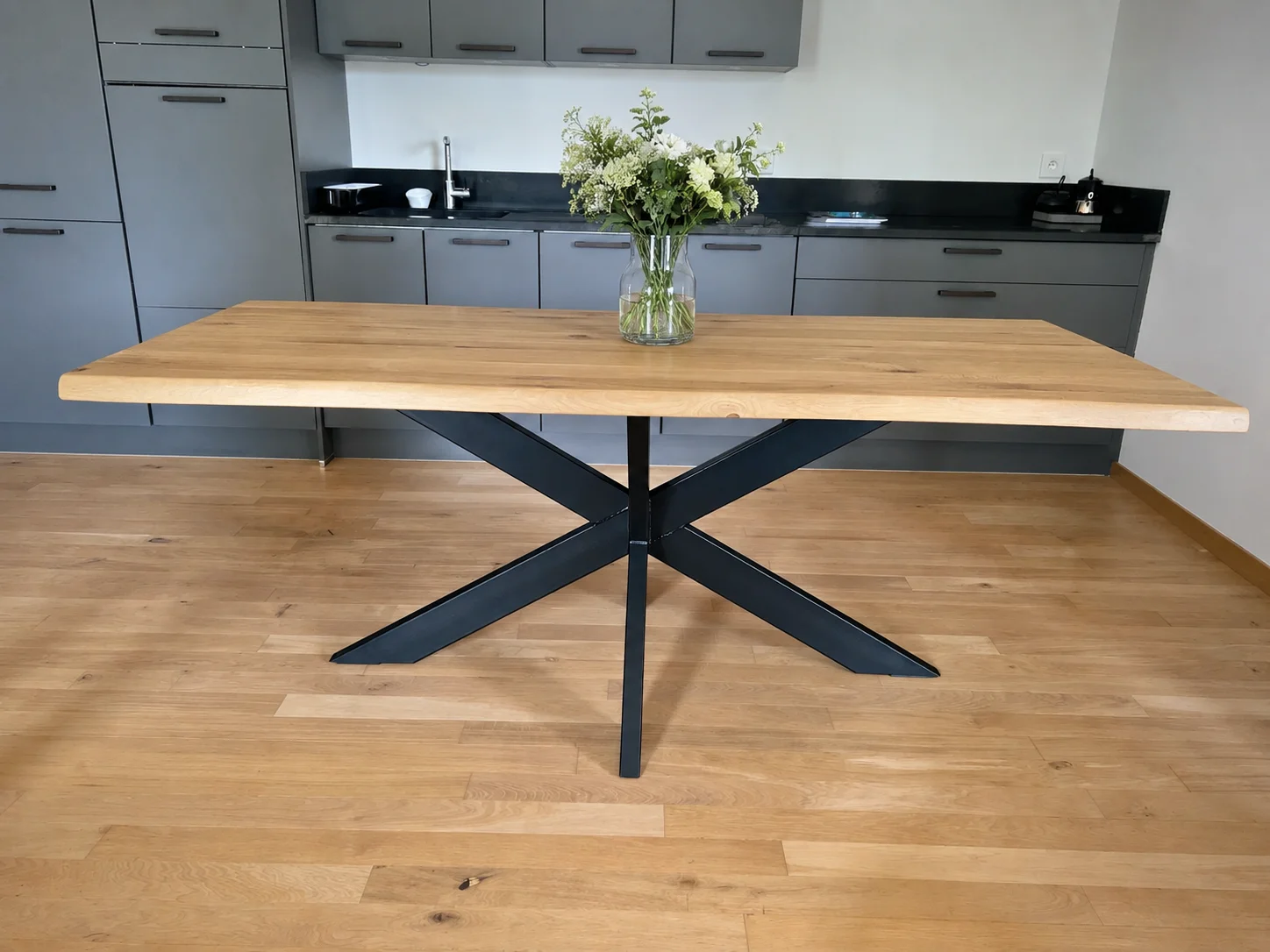 Une table à manger industrielle