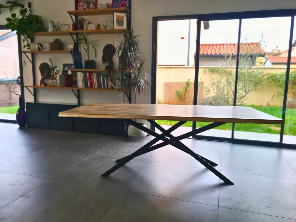 Une table de séjour avec un pied central Mikado dans un séjour