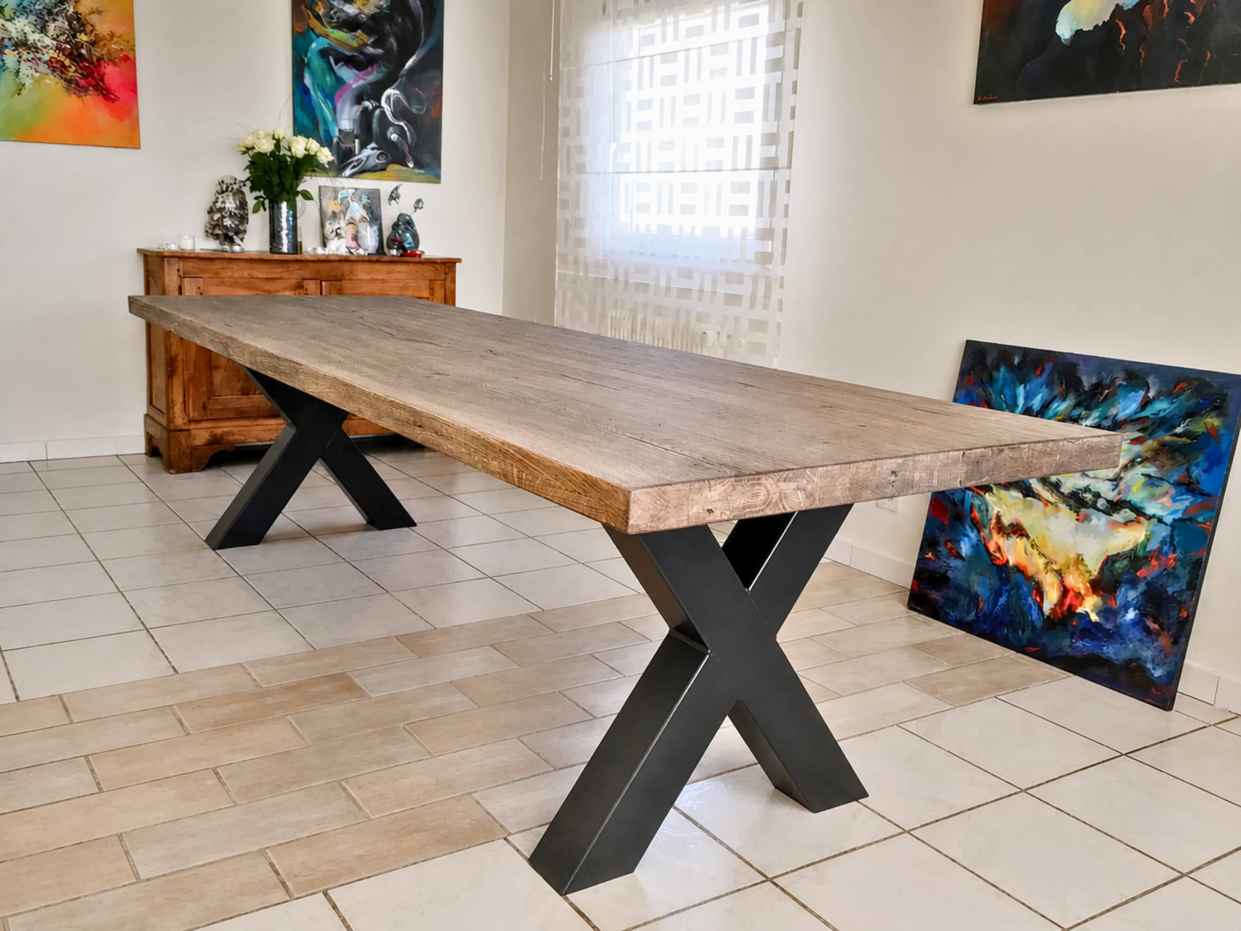 Une table à manger avec des pieds X