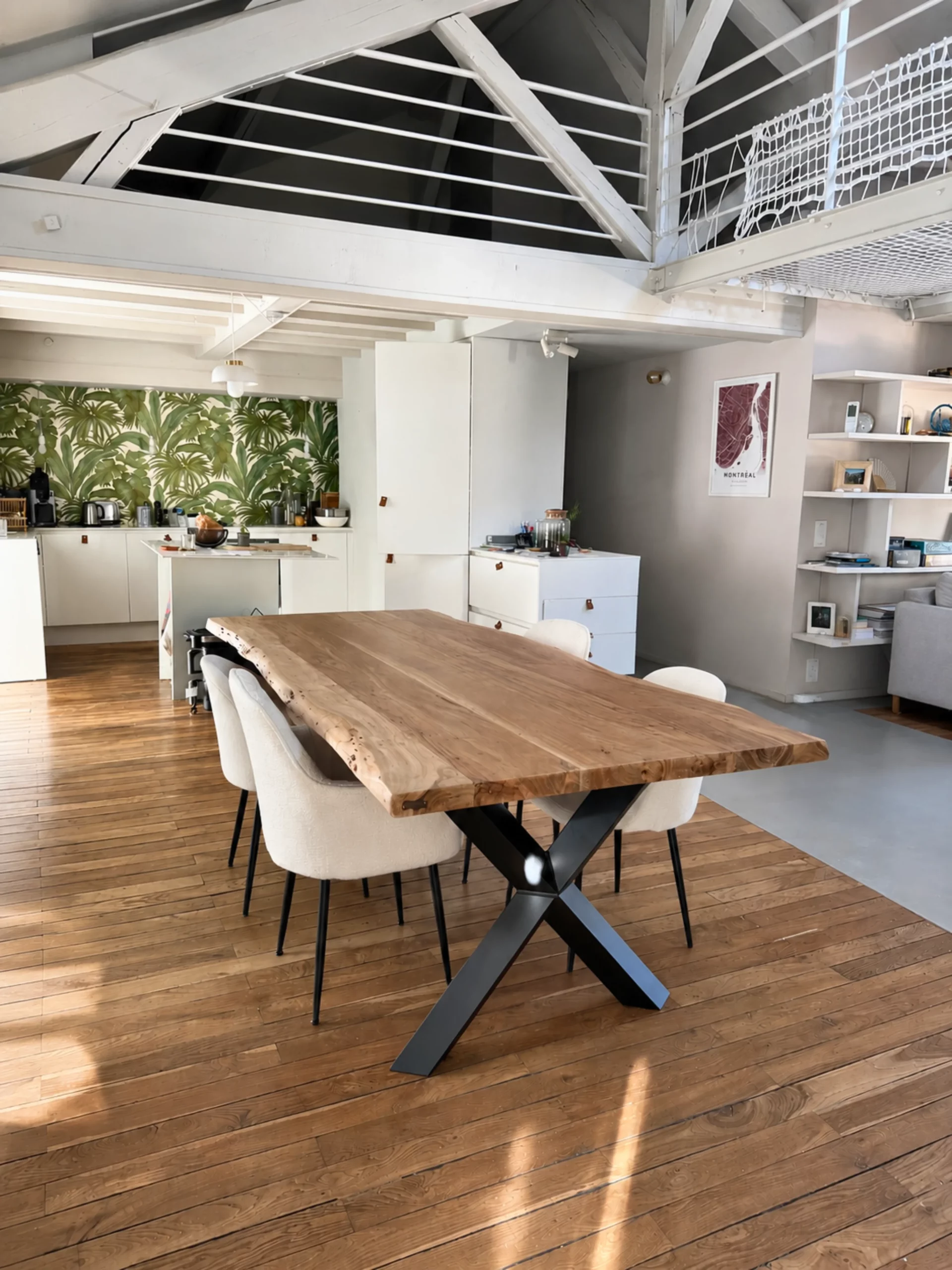 Une table à manger avec des pieds croisés