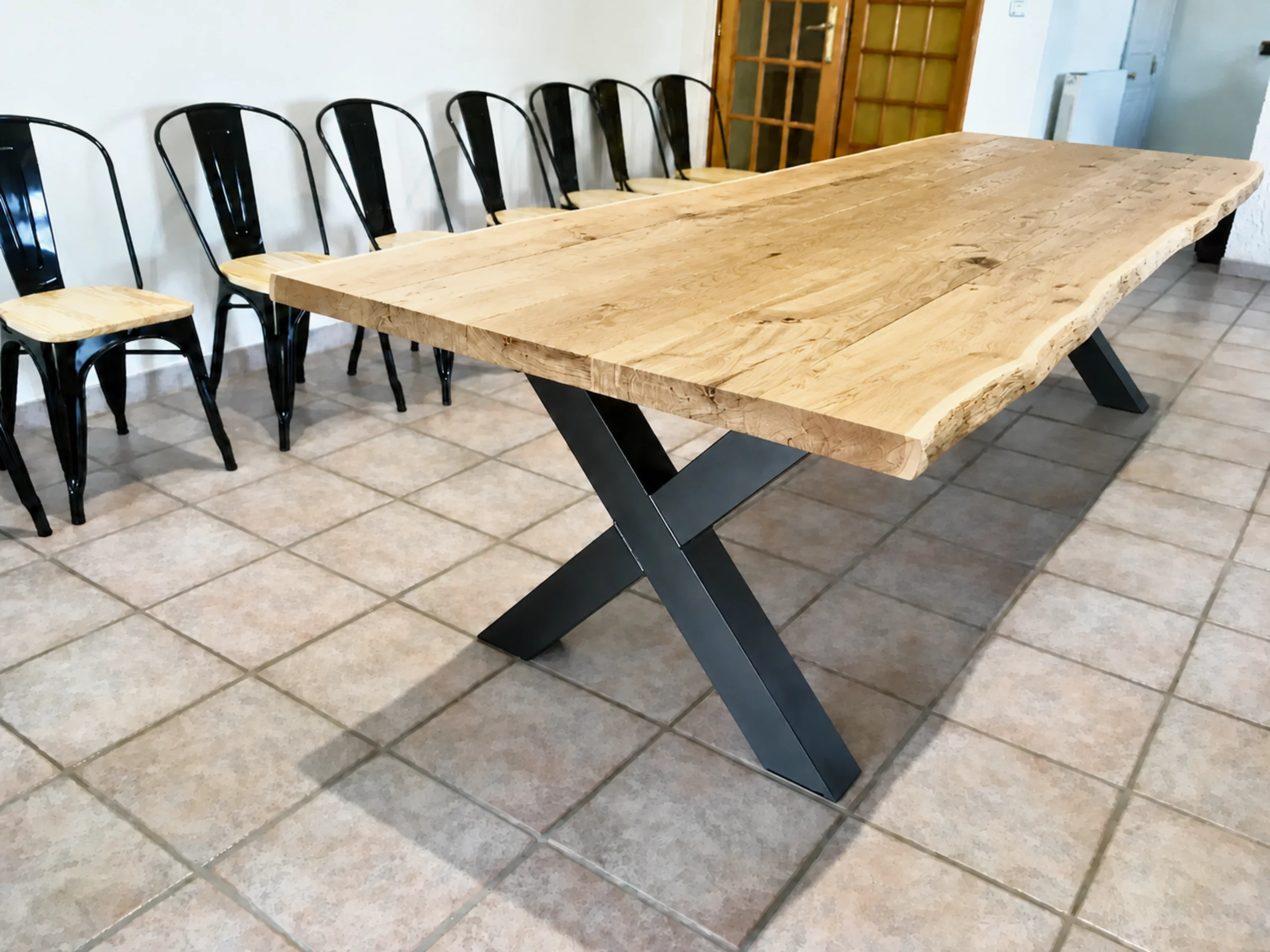 Une table à manger avec des pieds en croix