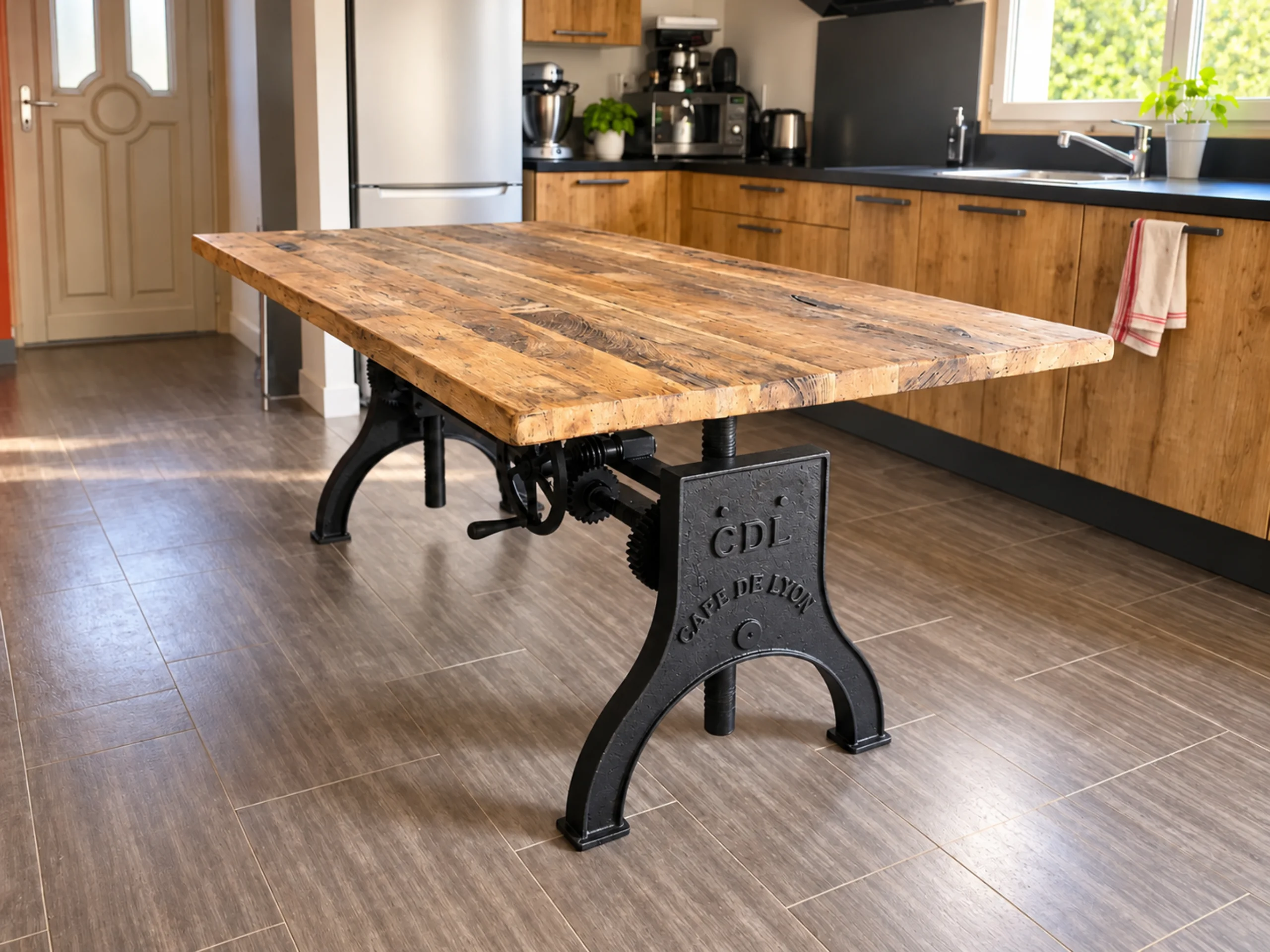 Une table à manger réglable