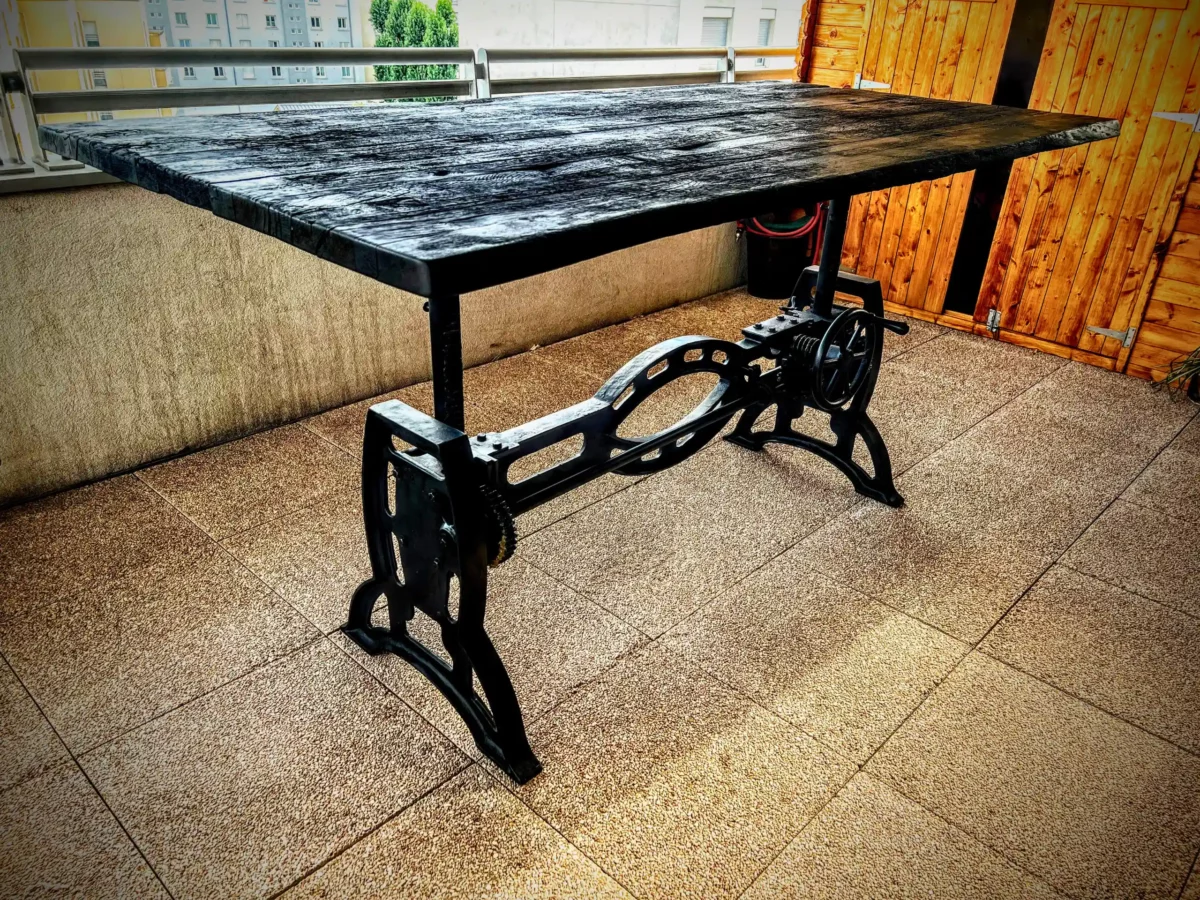Une table ajustable sur une terrasse