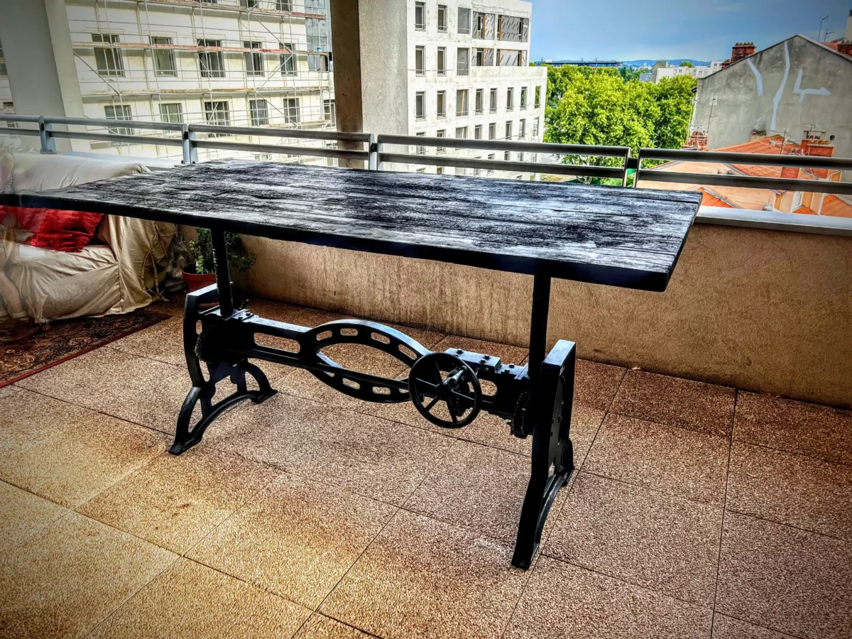 Une table ajustable avec un pied en fonte