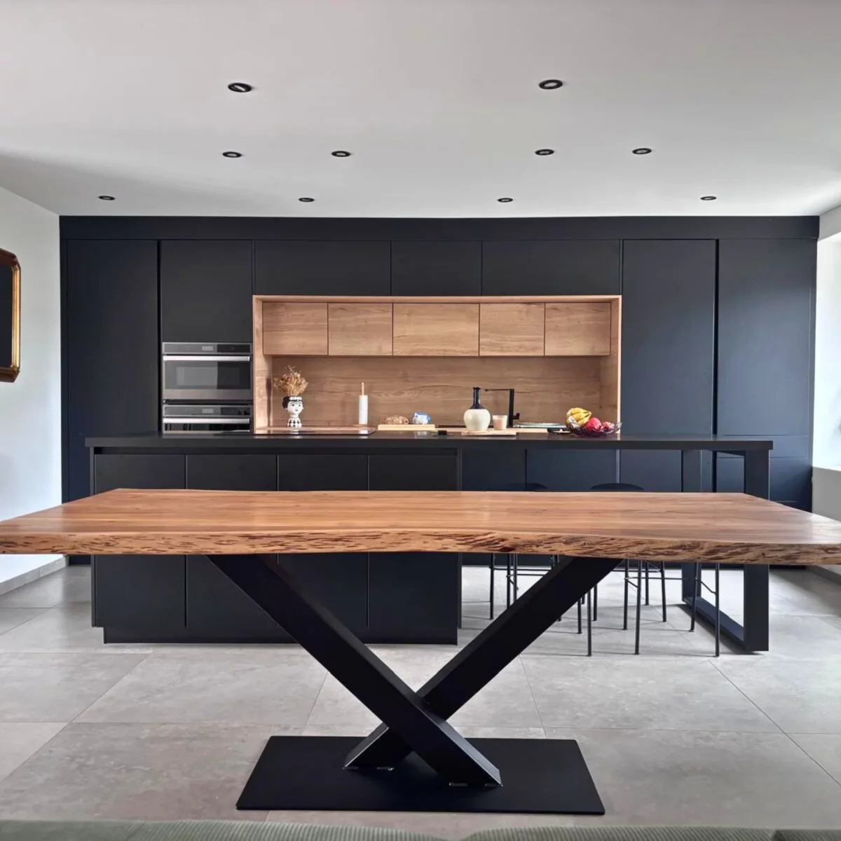 Une table avec un pied central dans une cuisine