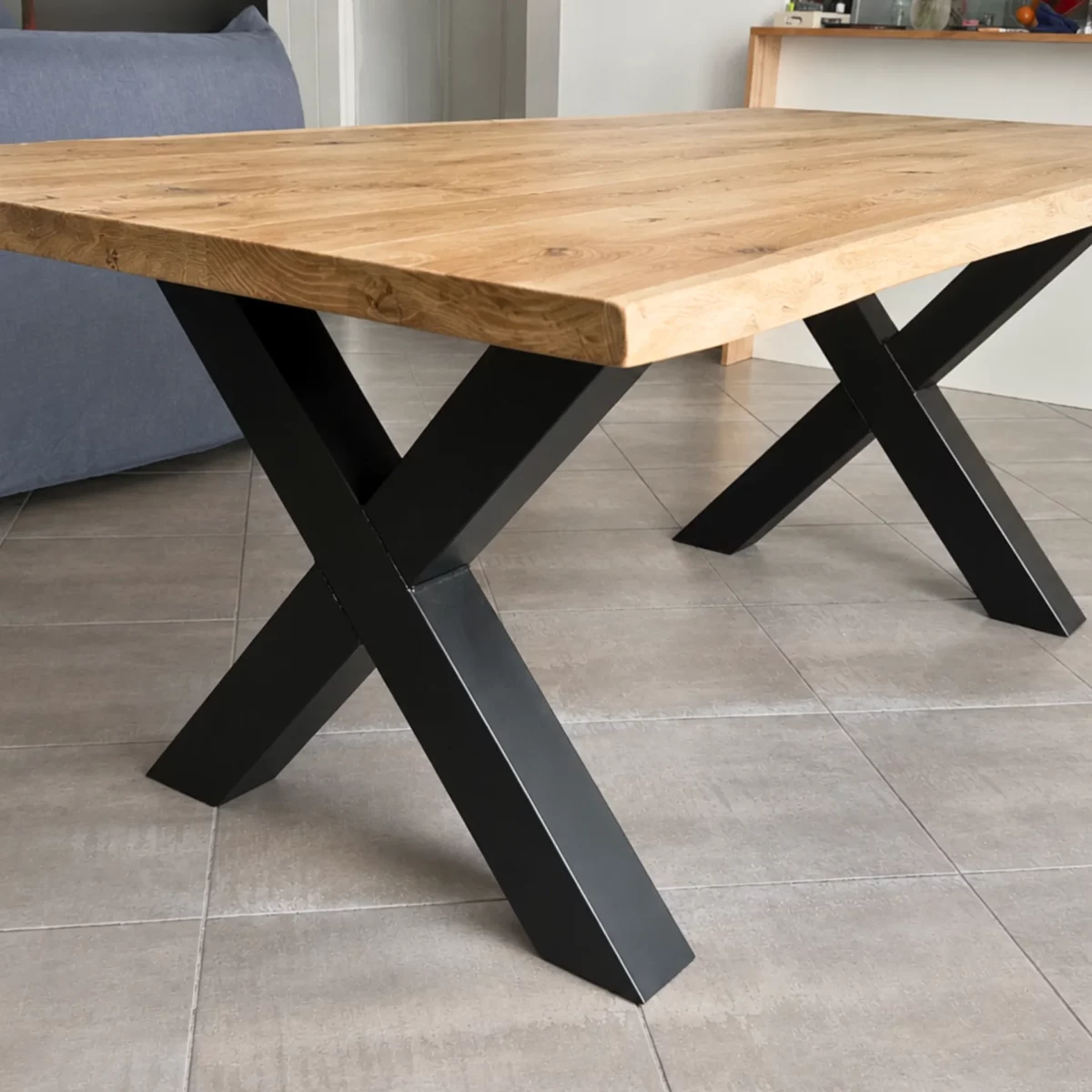 Une table avec des pieds X