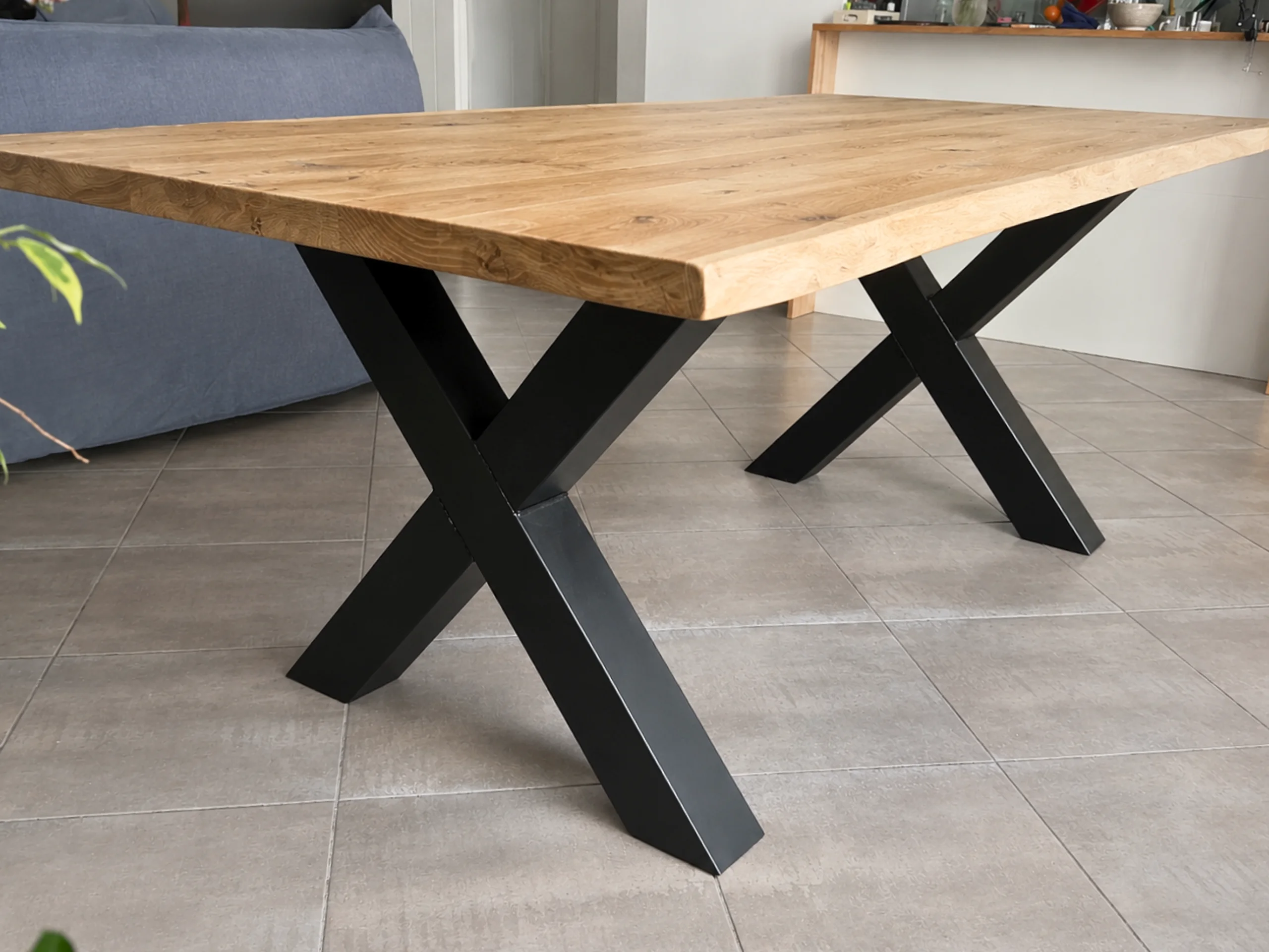 Une table avec des pieds X