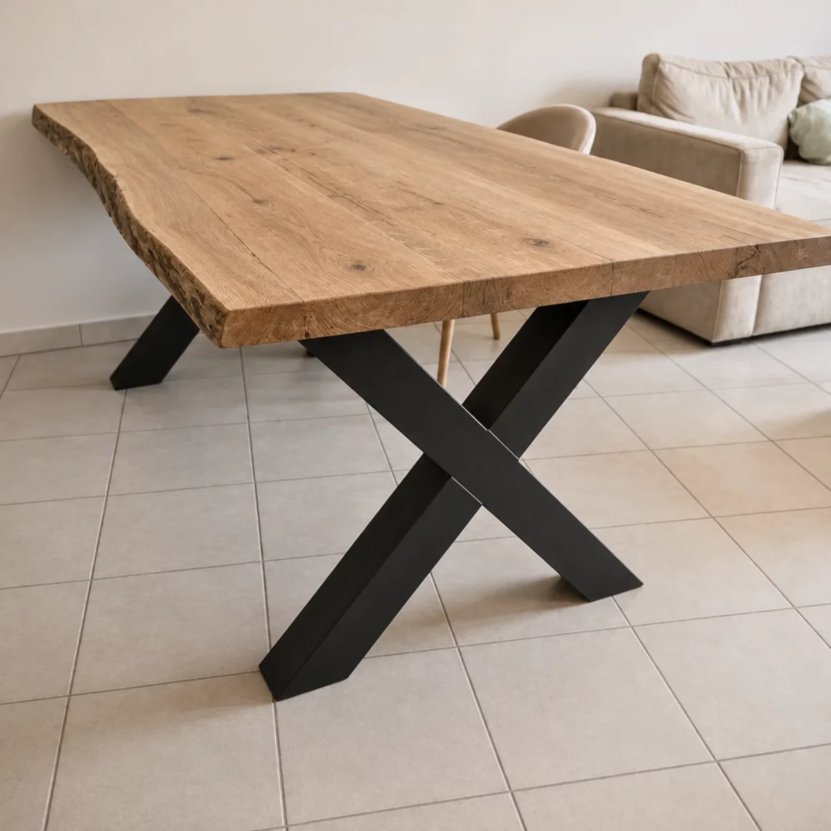 Une table avec des pieds en croix