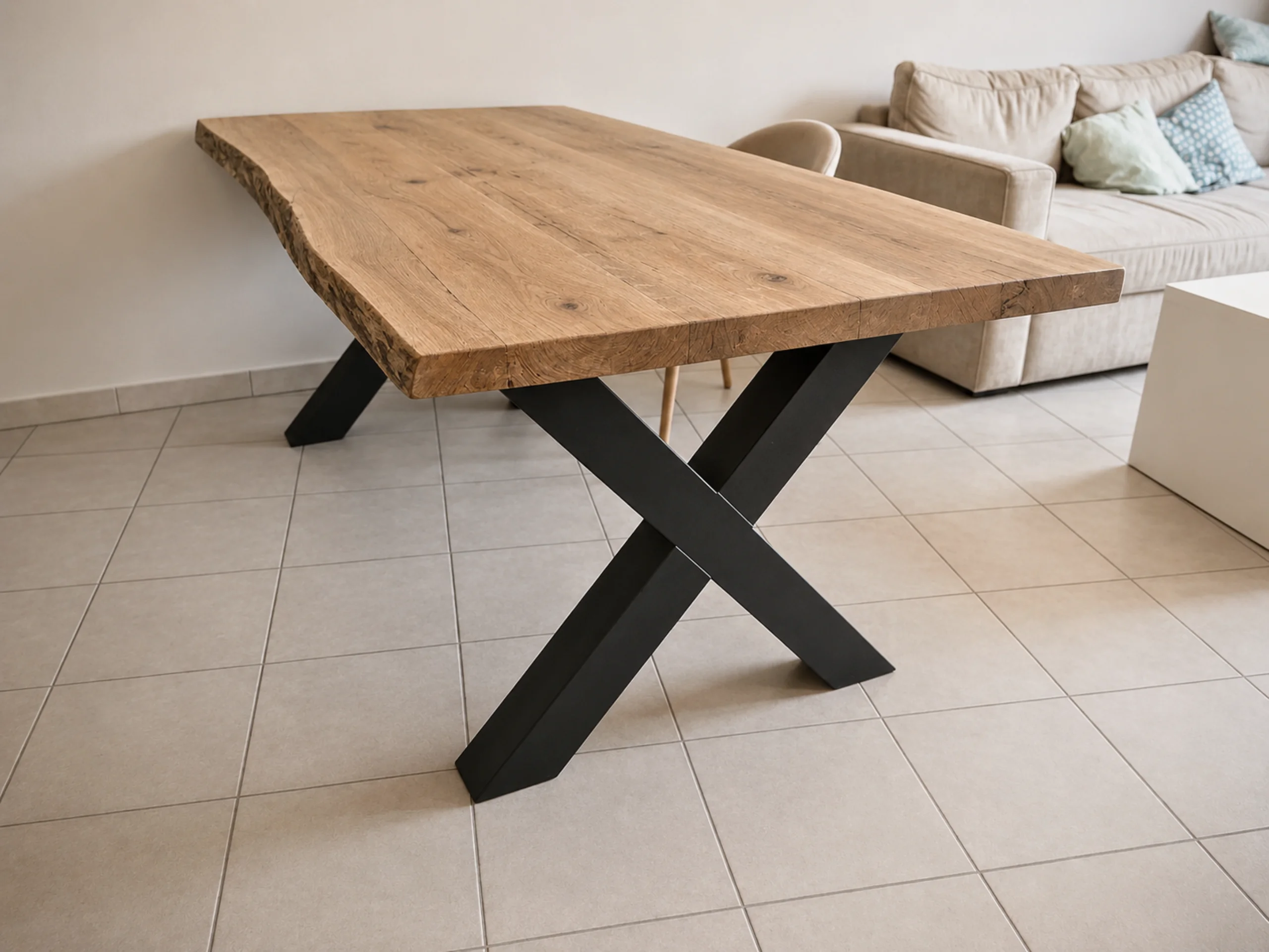 Une table avec des pieds en croix