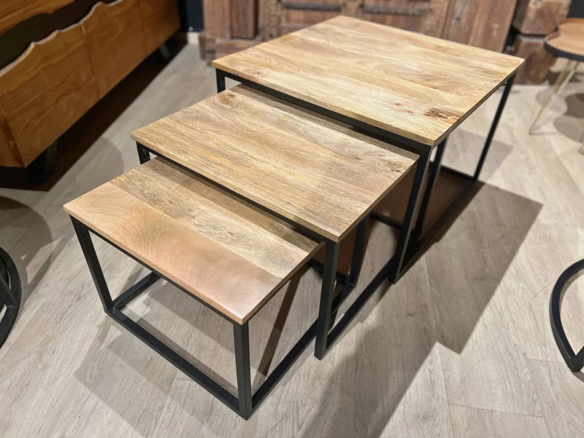 Trois tables basses gigognes