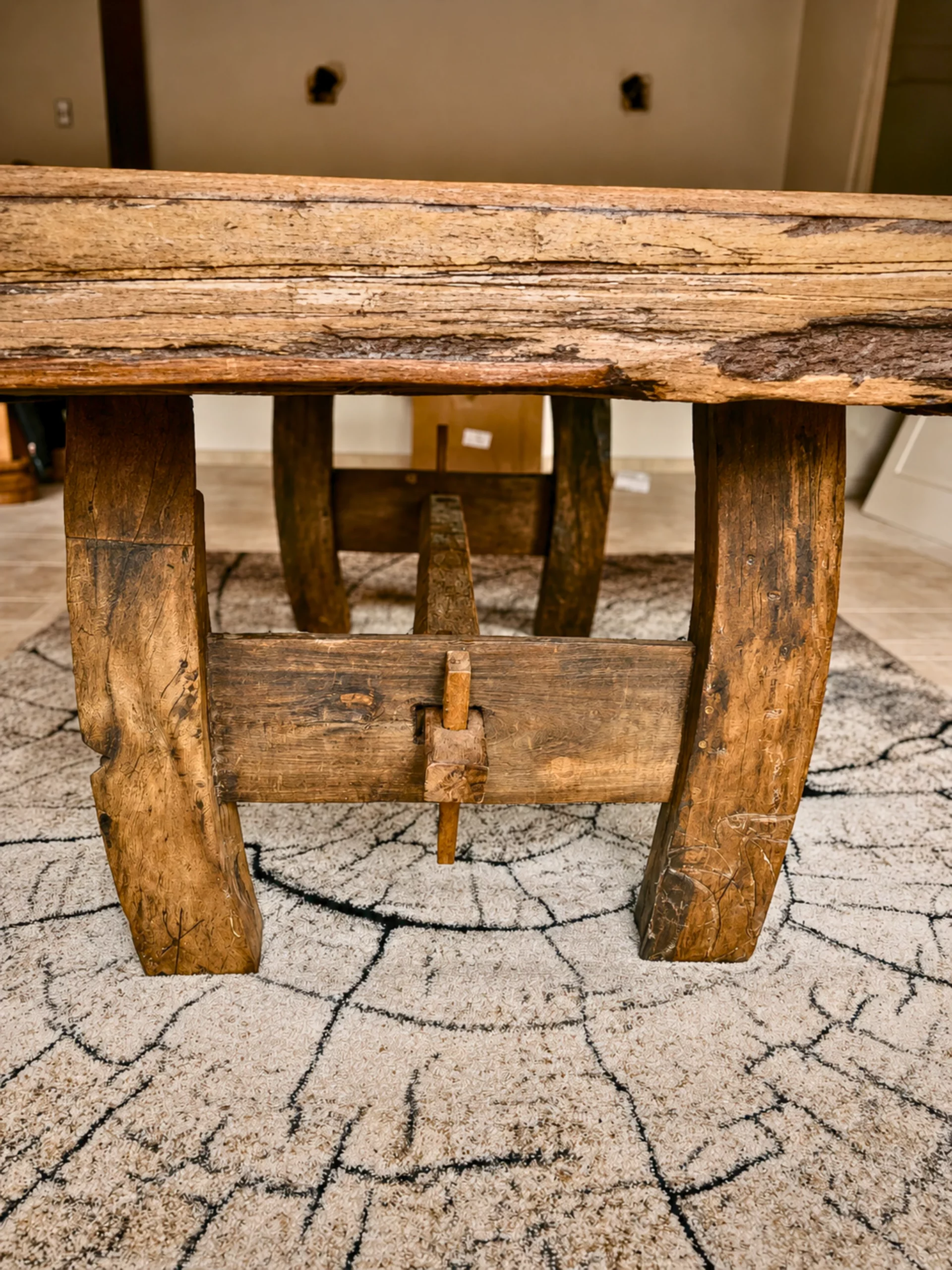 Une table en bois de bateau recyclé