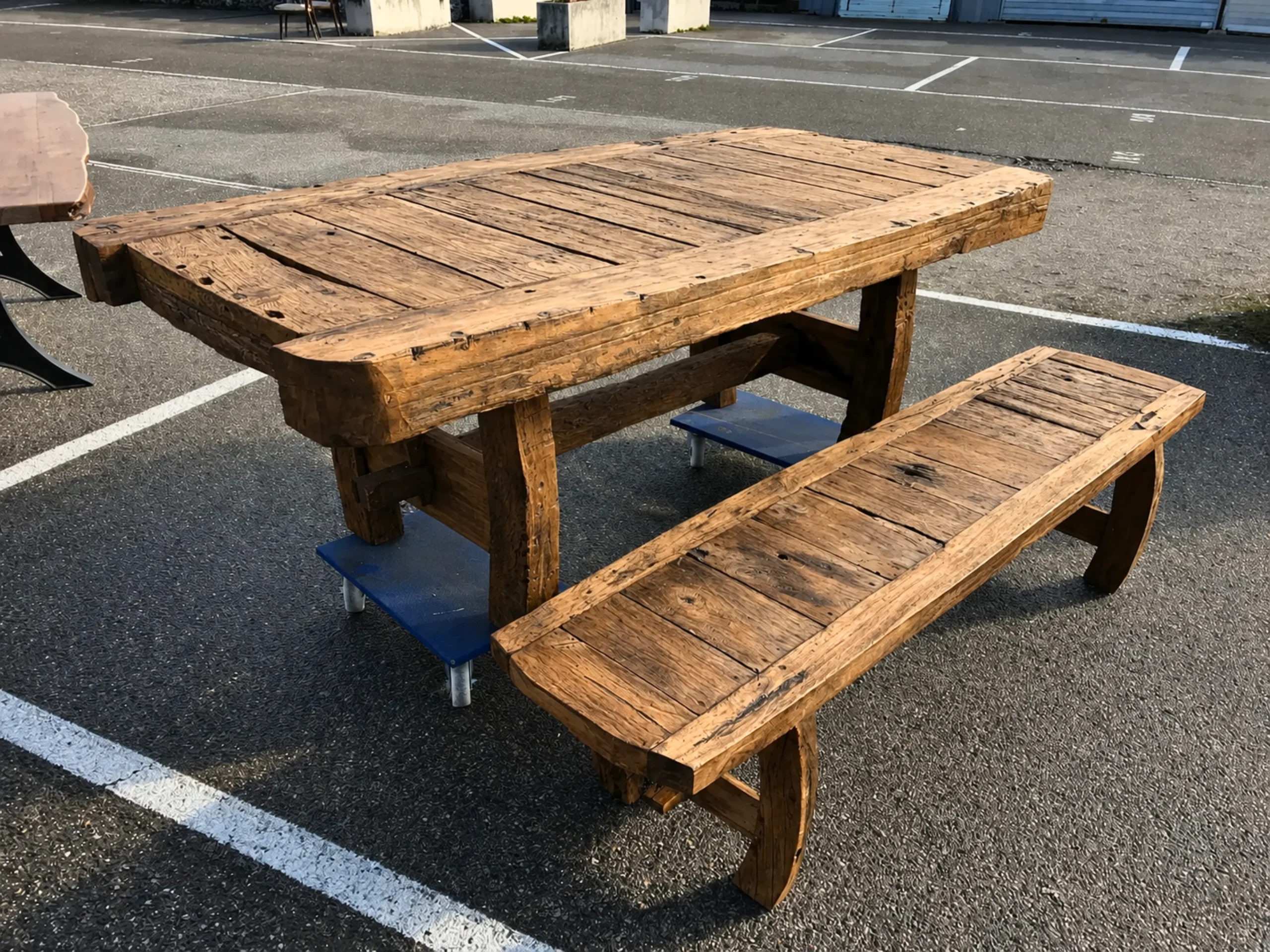 Une table et un banc en bois de bateau