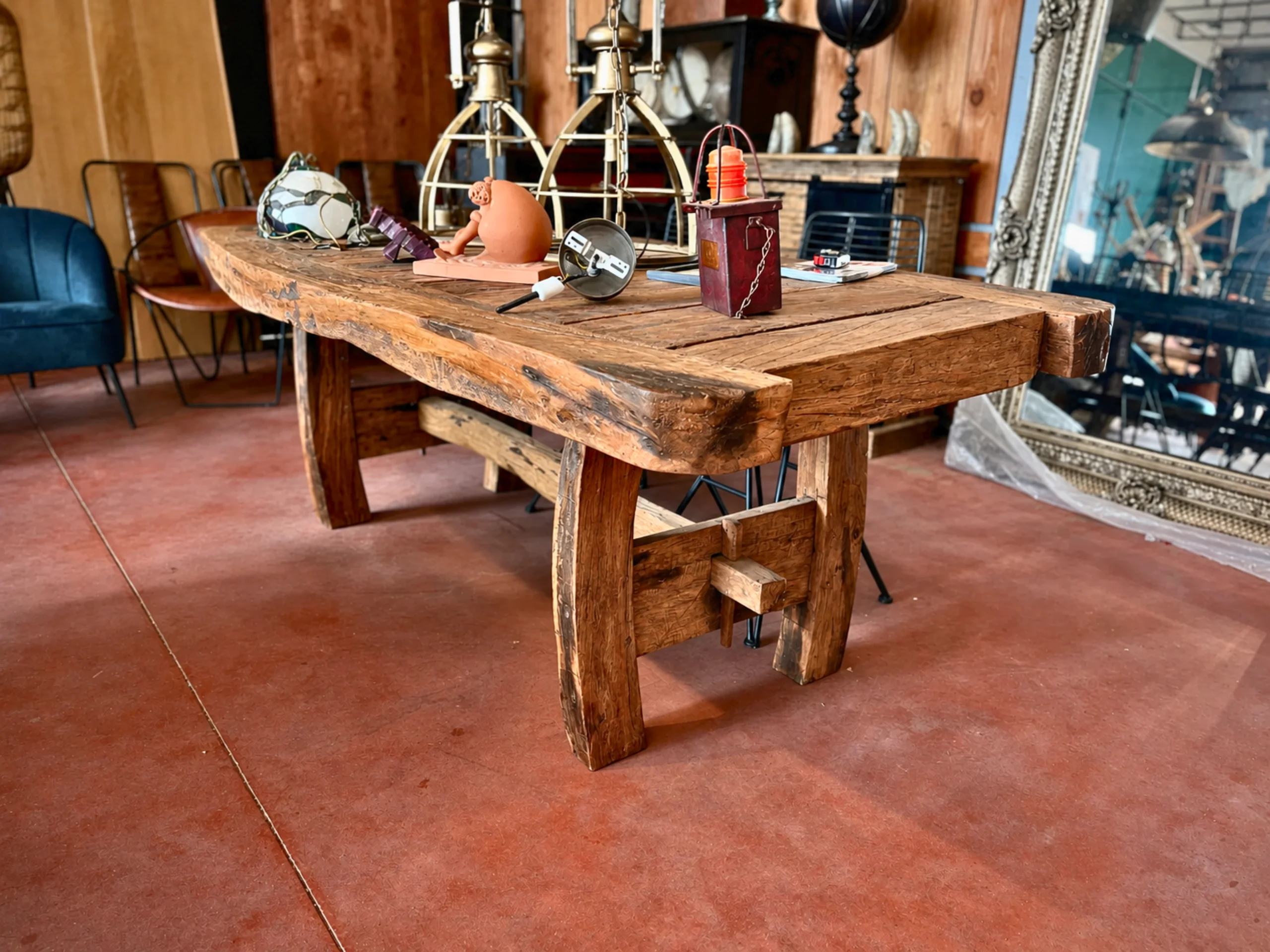 Une table en bois flotté dans une boutique