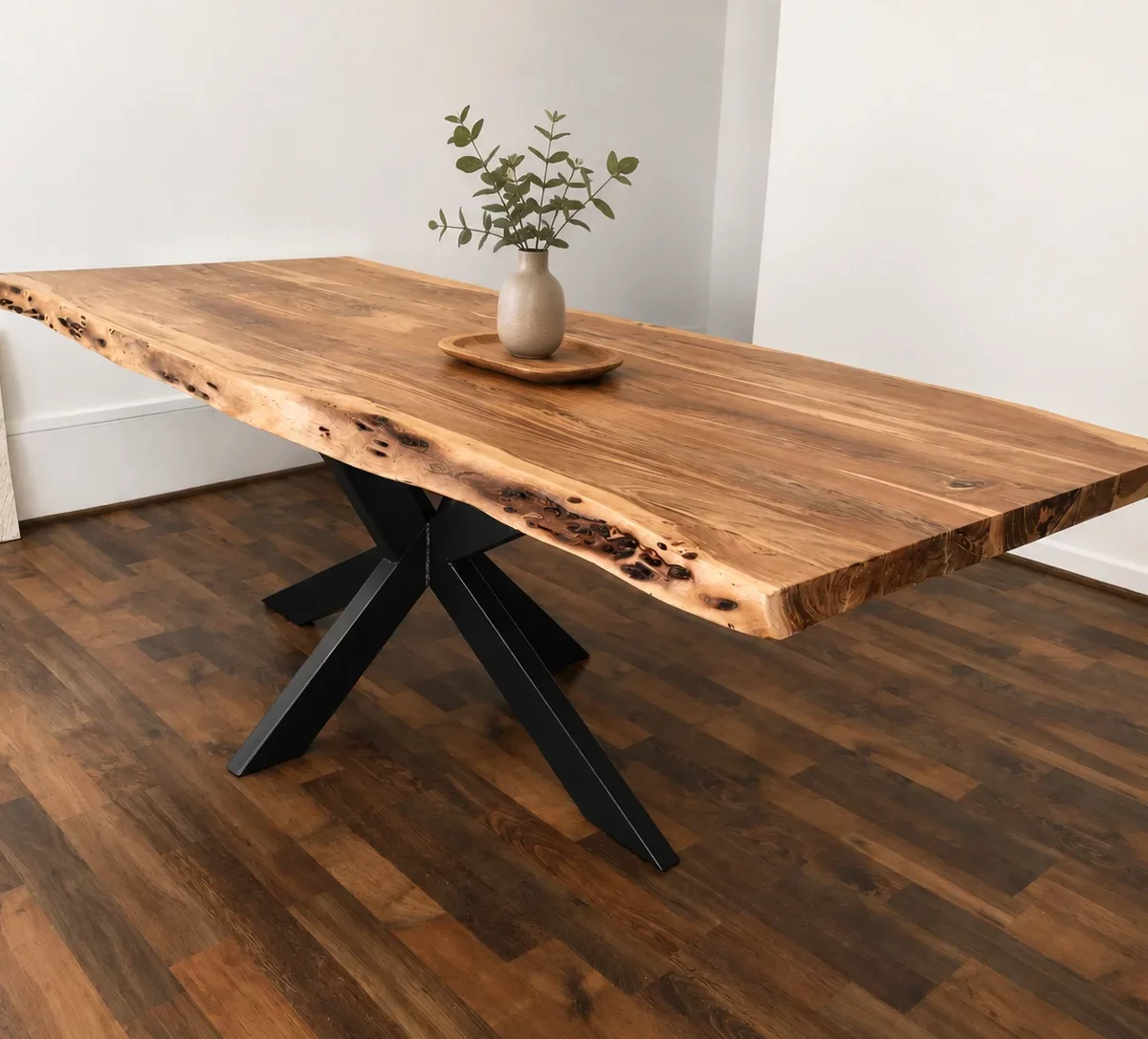 Une table en bois et métal industriel