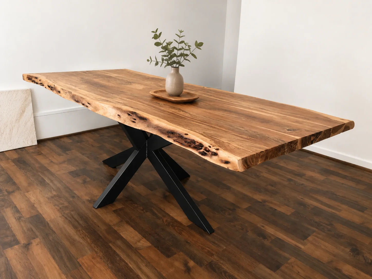 Une table en bois et métal industriel