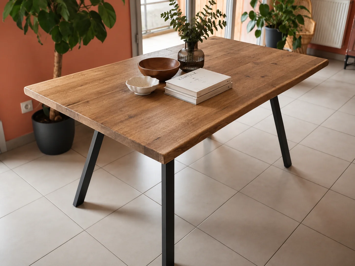 Une table en bois et métal industrielle