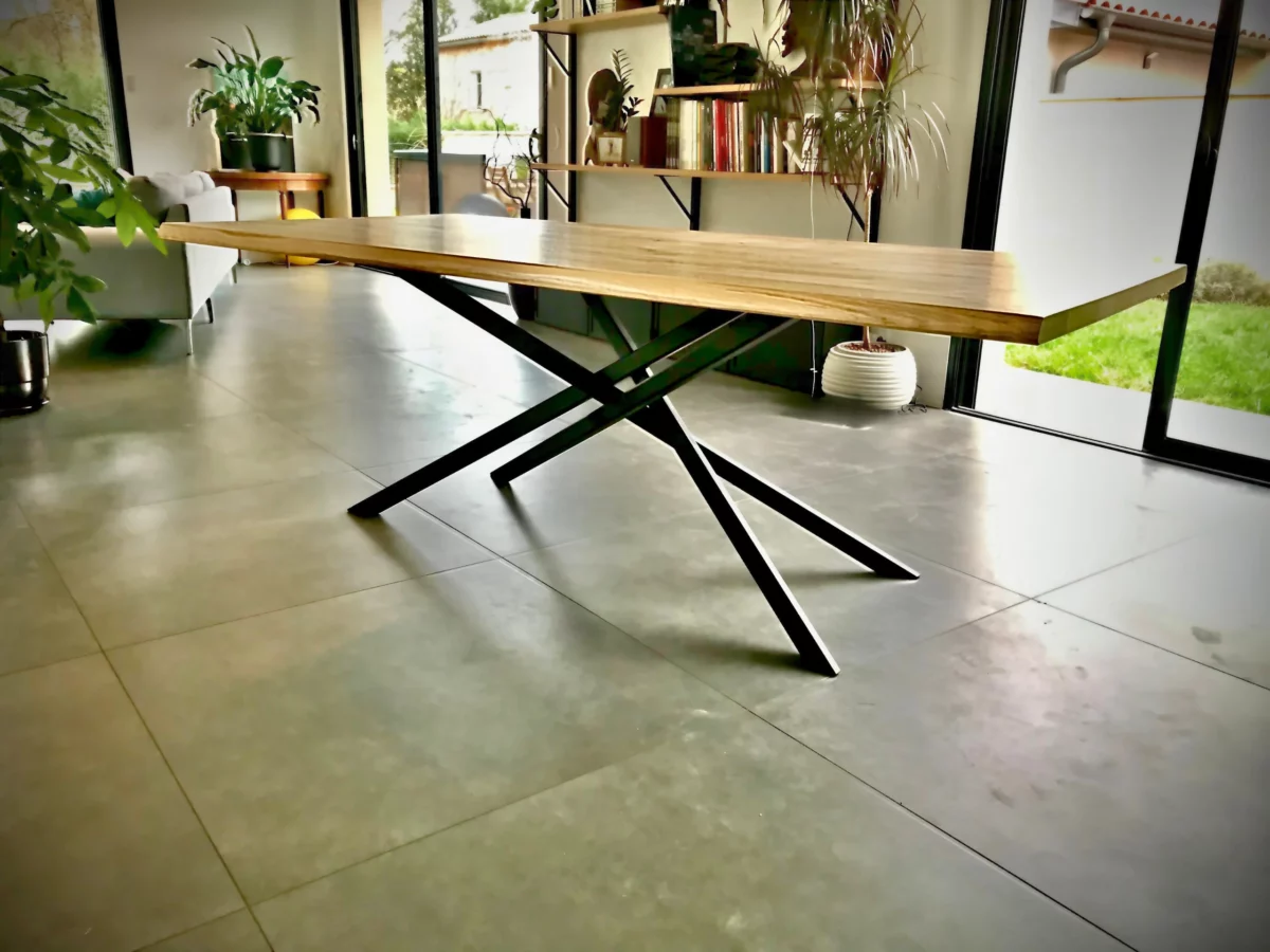 Une table de salle à manger avec un pied central Mikado dans une salle à manger
