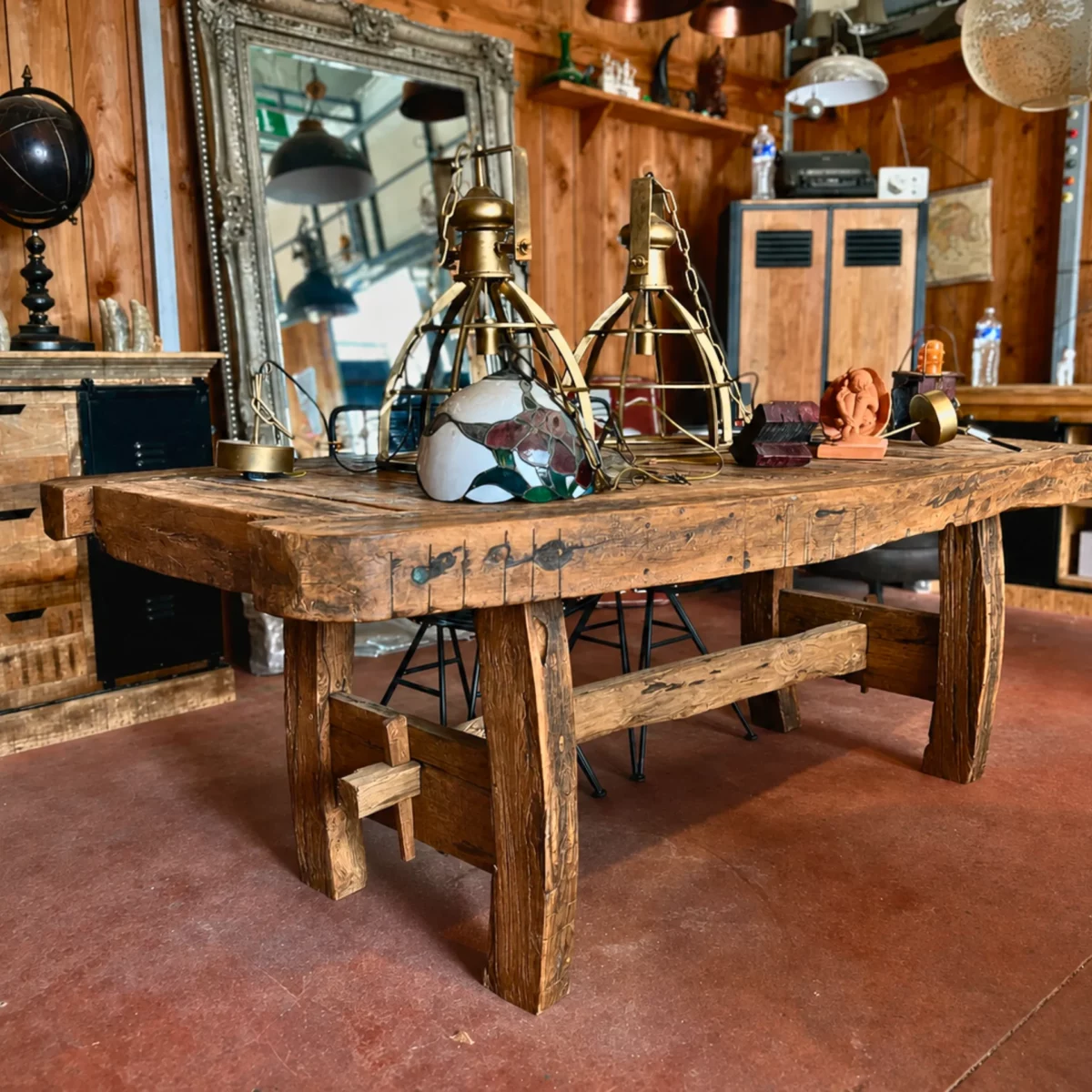 Une table en bois de bateau
