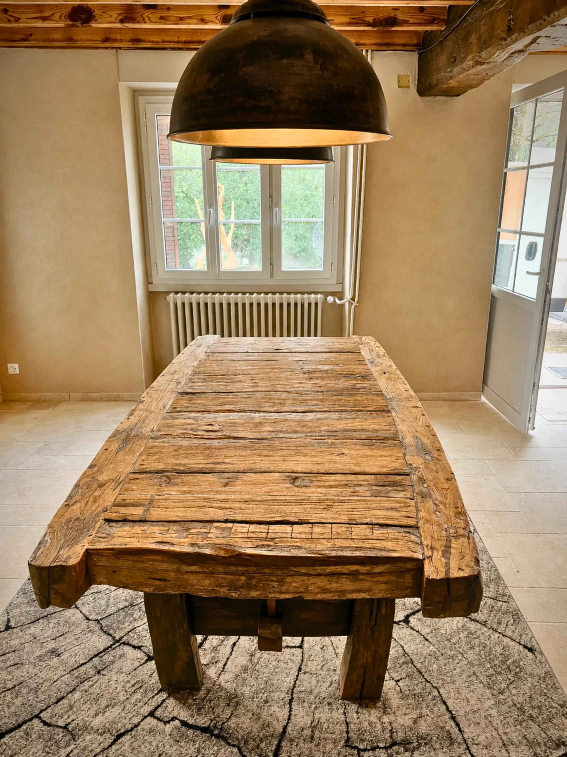 Un plateau de table en bois de bateau recyclé