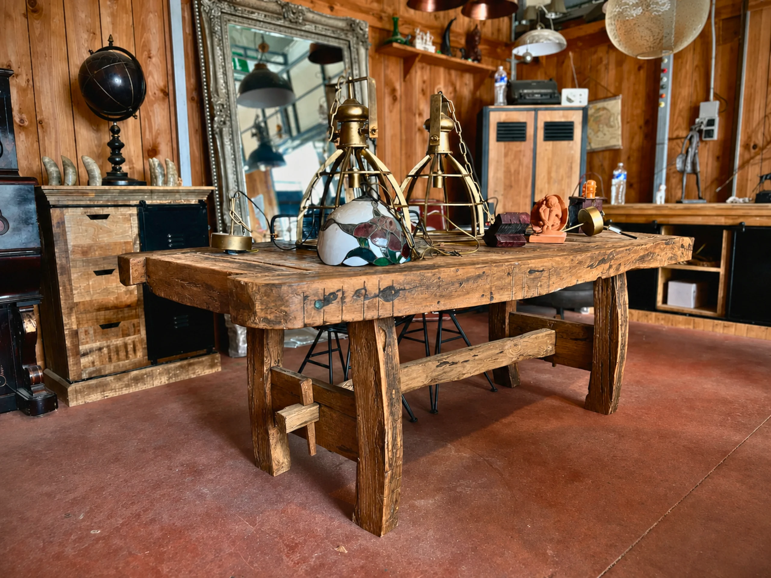 Une table en bois de bateau