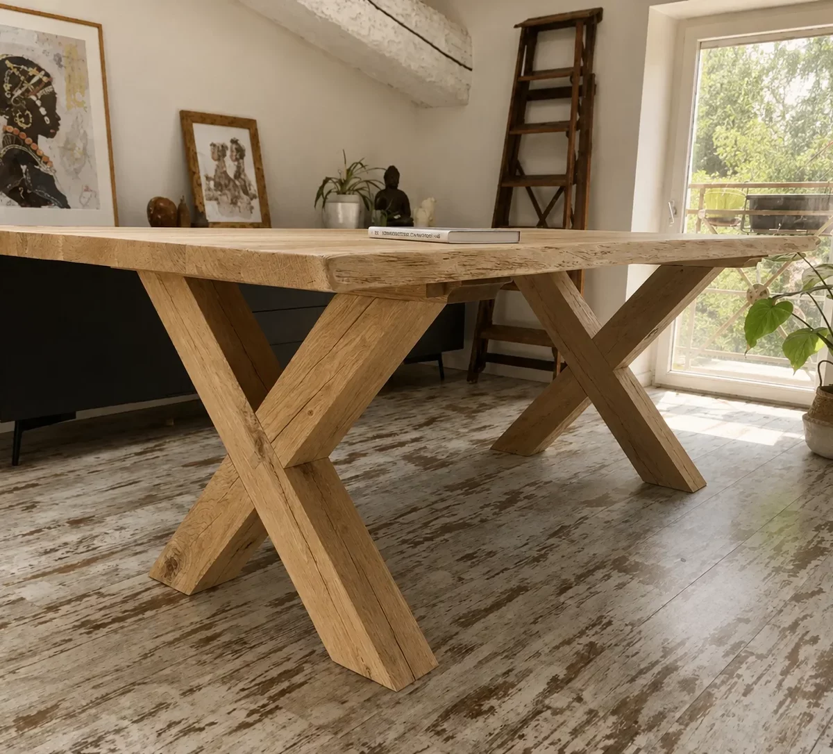 Une table en bois de chêne