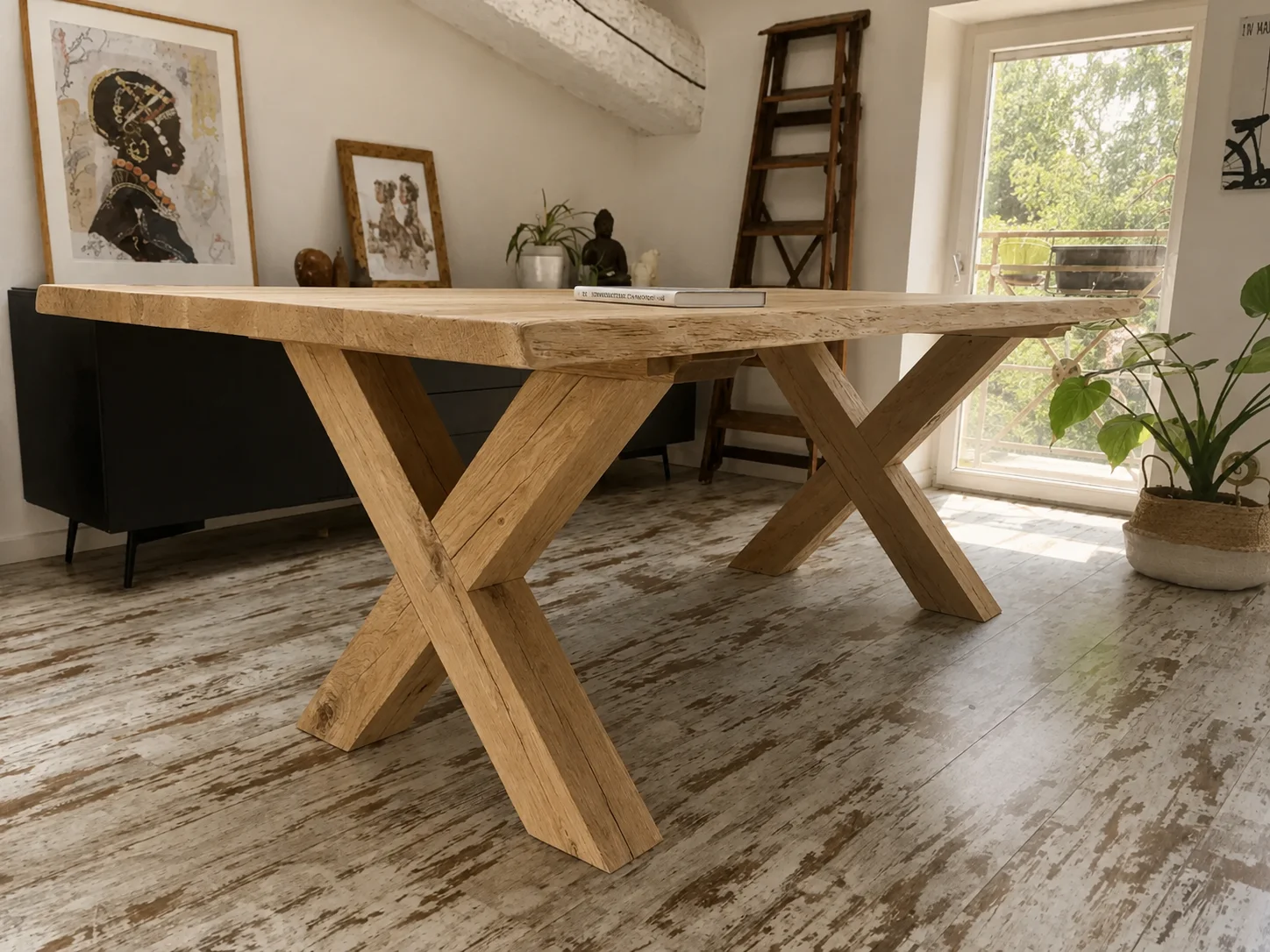 Une table en bois de chêne