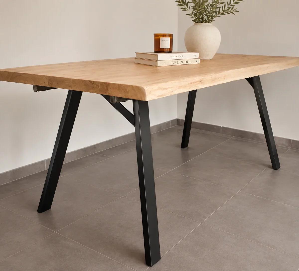Une table en bois et métal