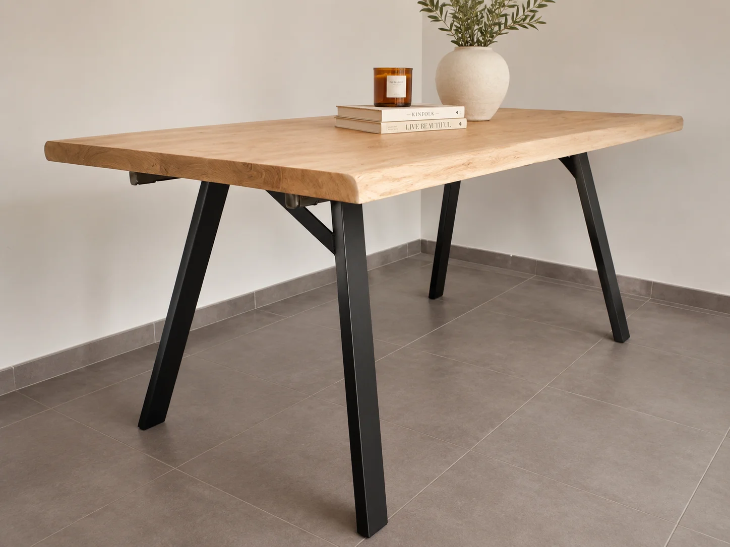 Une table en bois et métal
