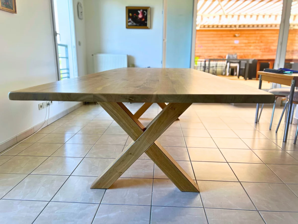 Une table en bois massif clair