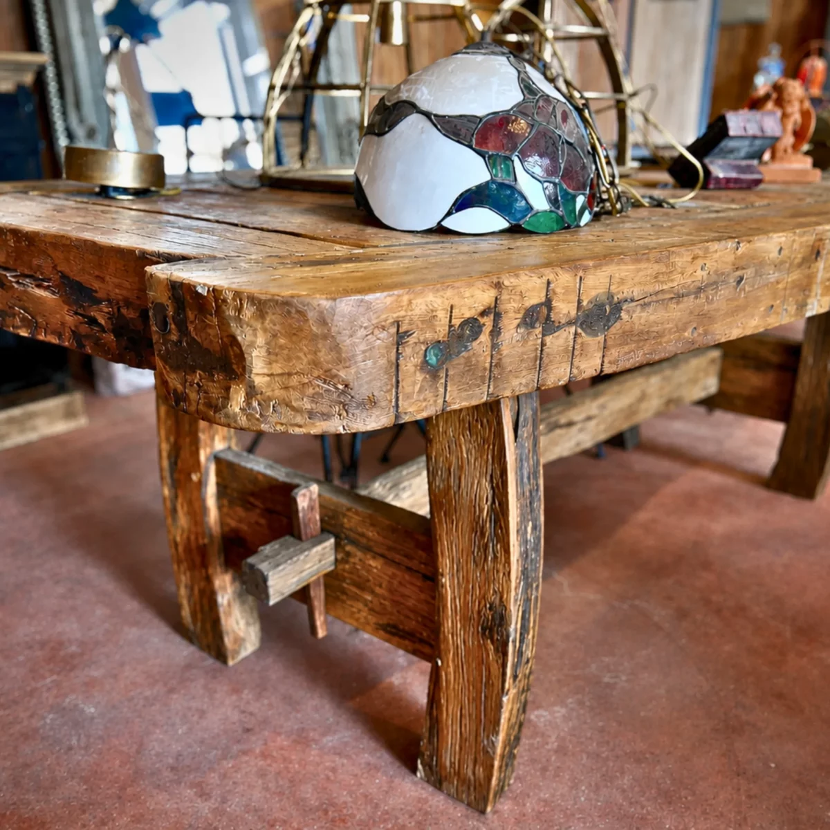 Une table en bois recyclé