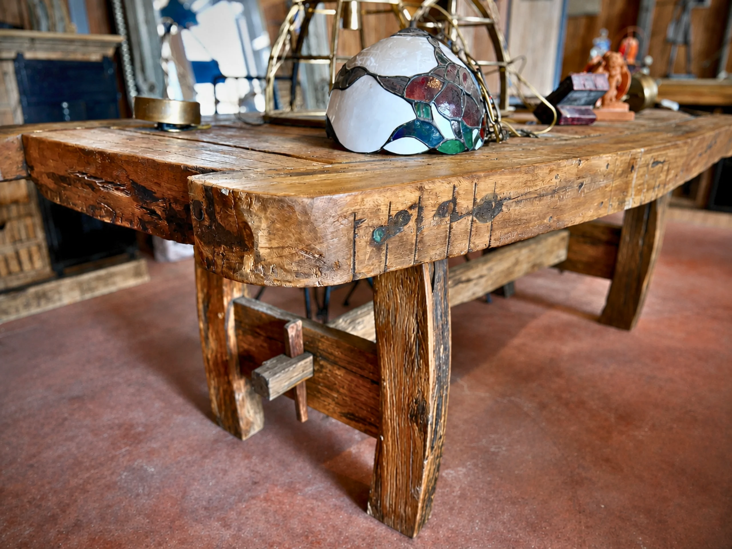 Une table en bois recyclé