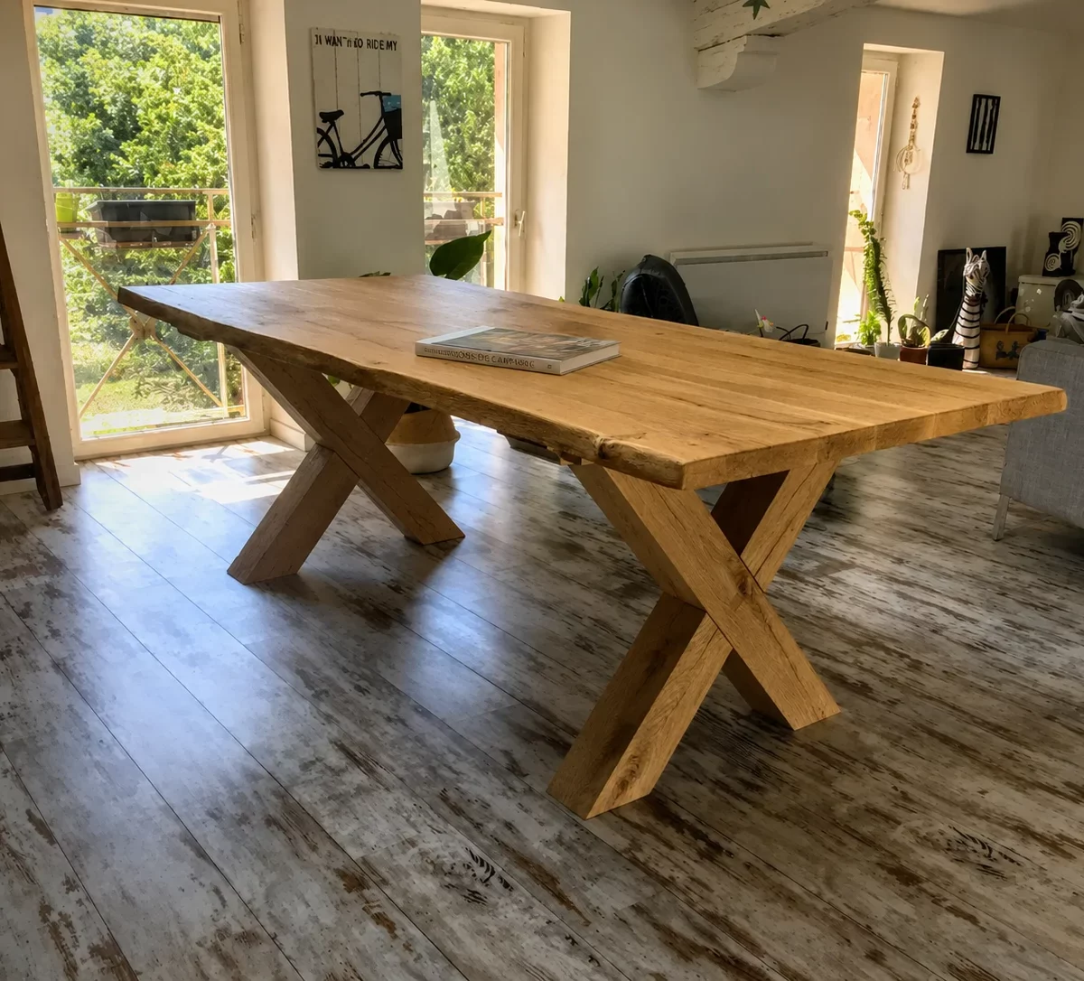 Une table en chêne clair dans un salon