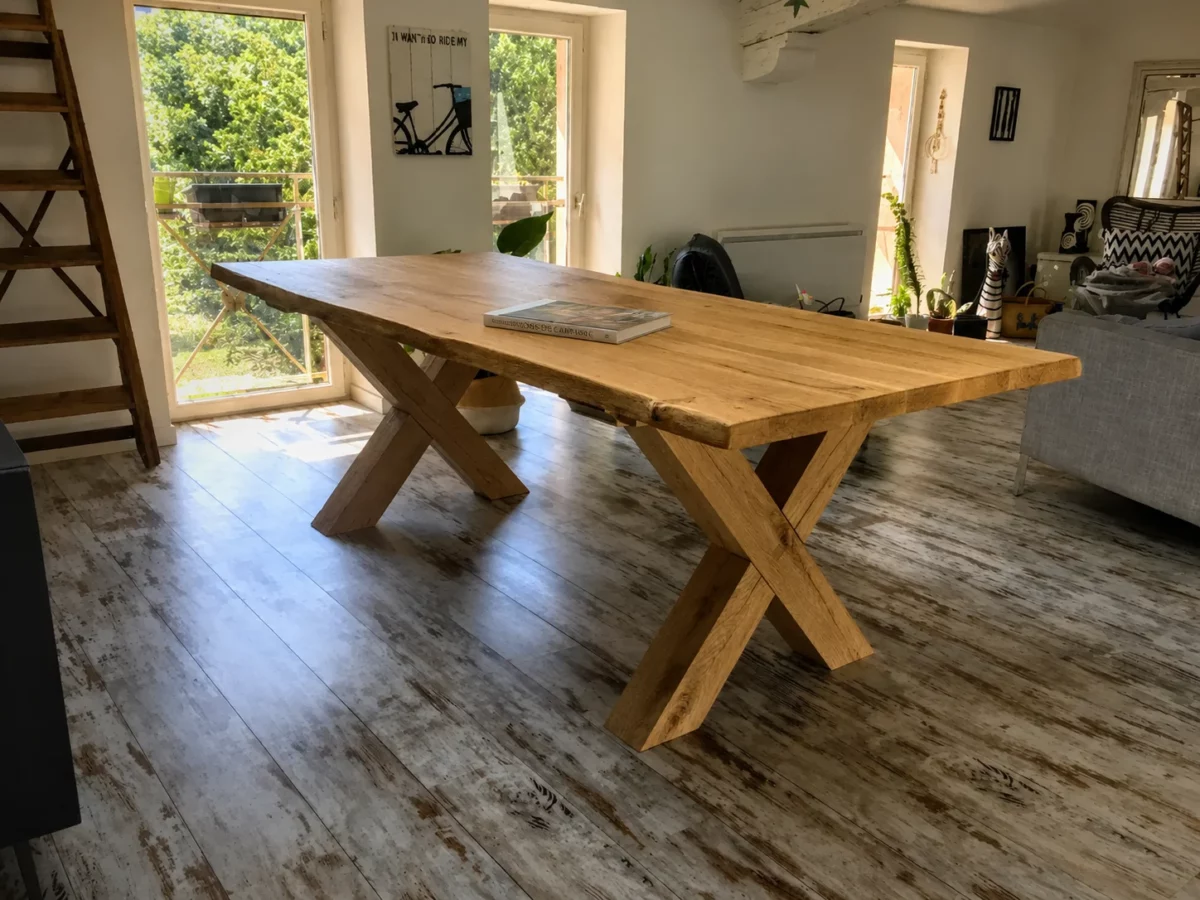 Une table en chêne clair dans un salon