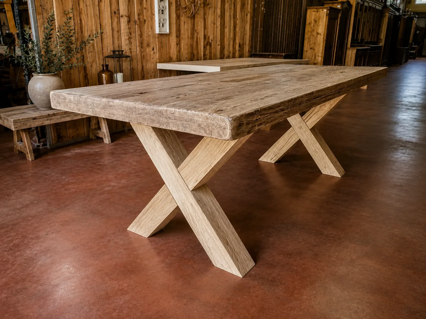 Une table en chêne massif clair