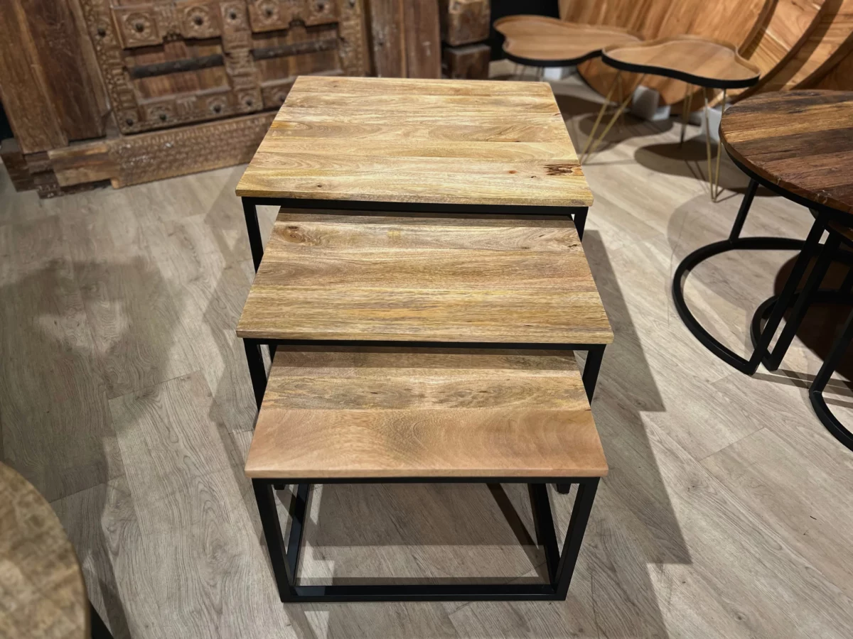 Un ensemble de table gigogne en bois