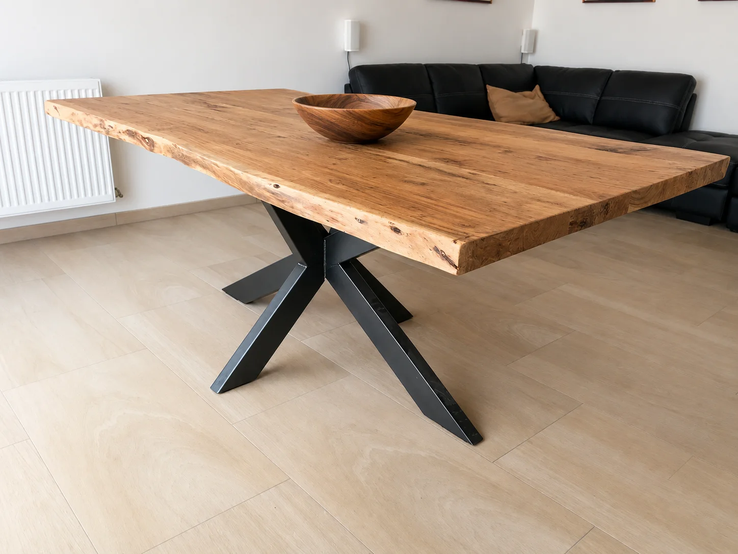 Une table industrielle en bois massif