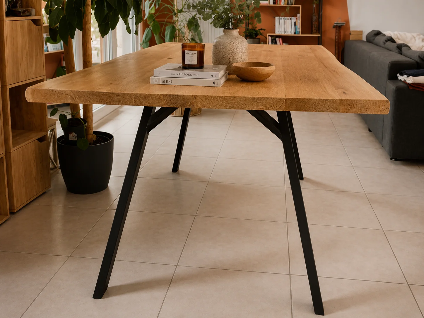 Une table industrielle en bois et métal