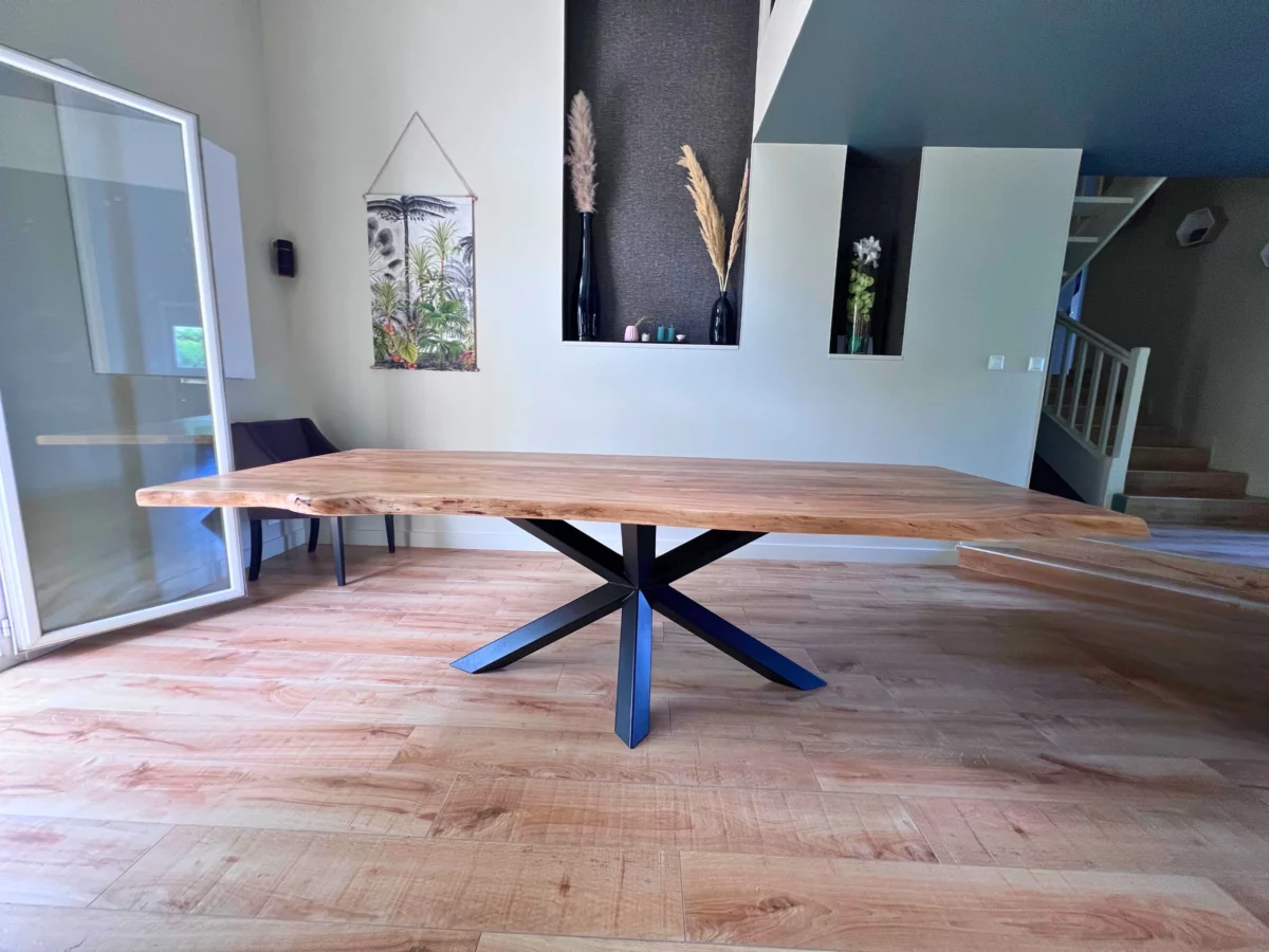 Une table moderne dans un beau salon