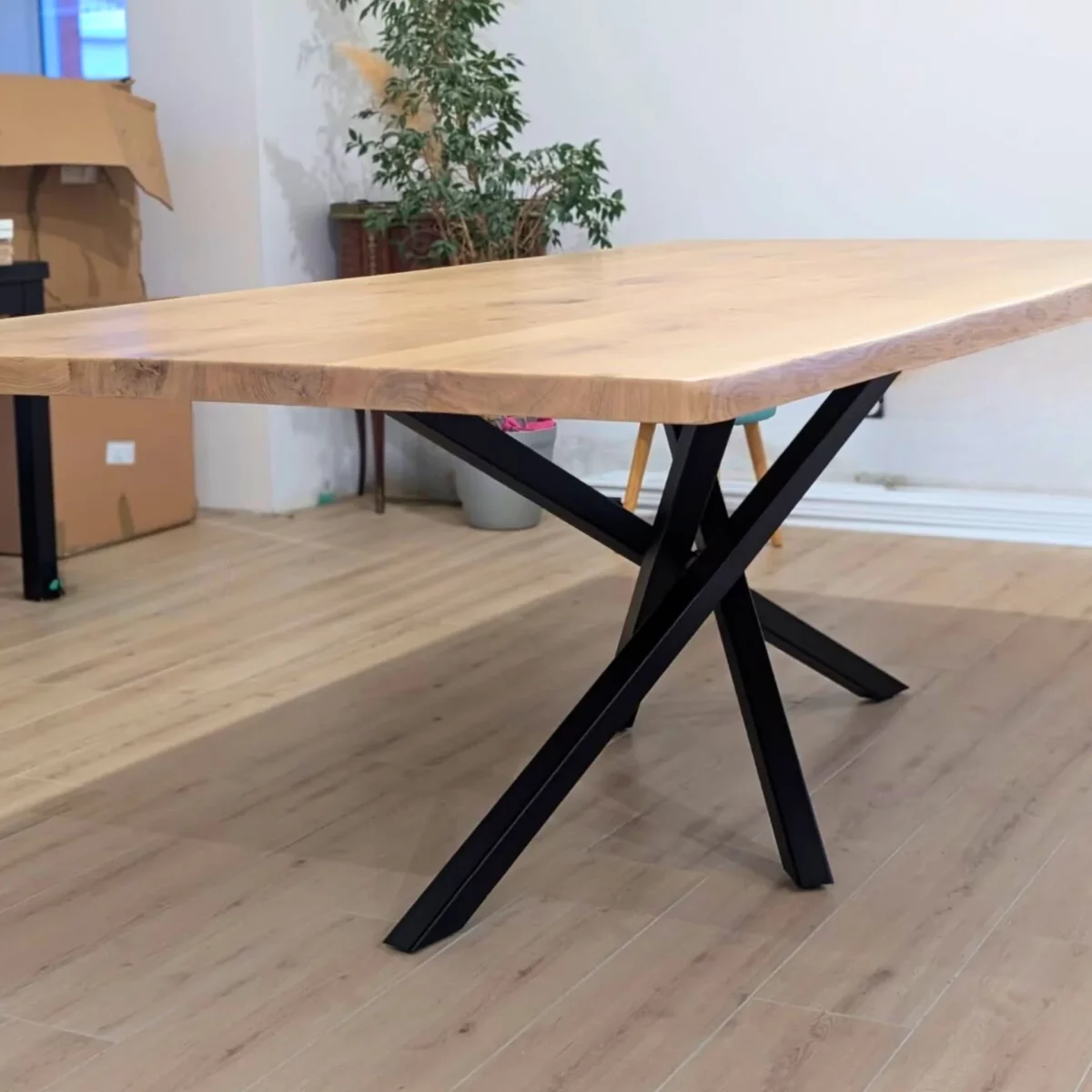 Une table avec un pied Mikado